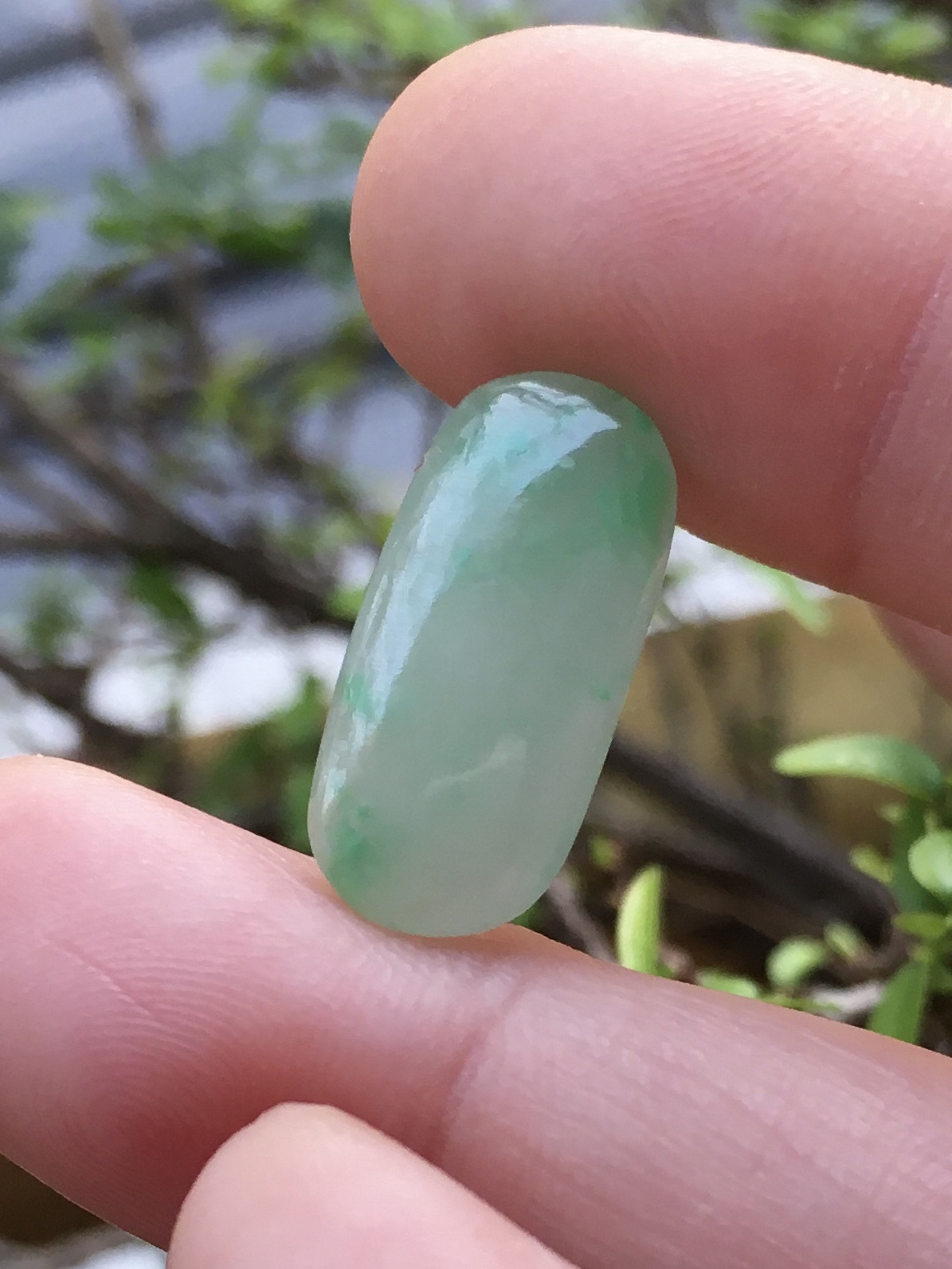 (สวยหวาน) JADE หยกแท้ 7.45 กะรัต หยกเขียวอ่อนเนื้อสวย ติดเขียวแอปเปิ้ล ทรงสวย