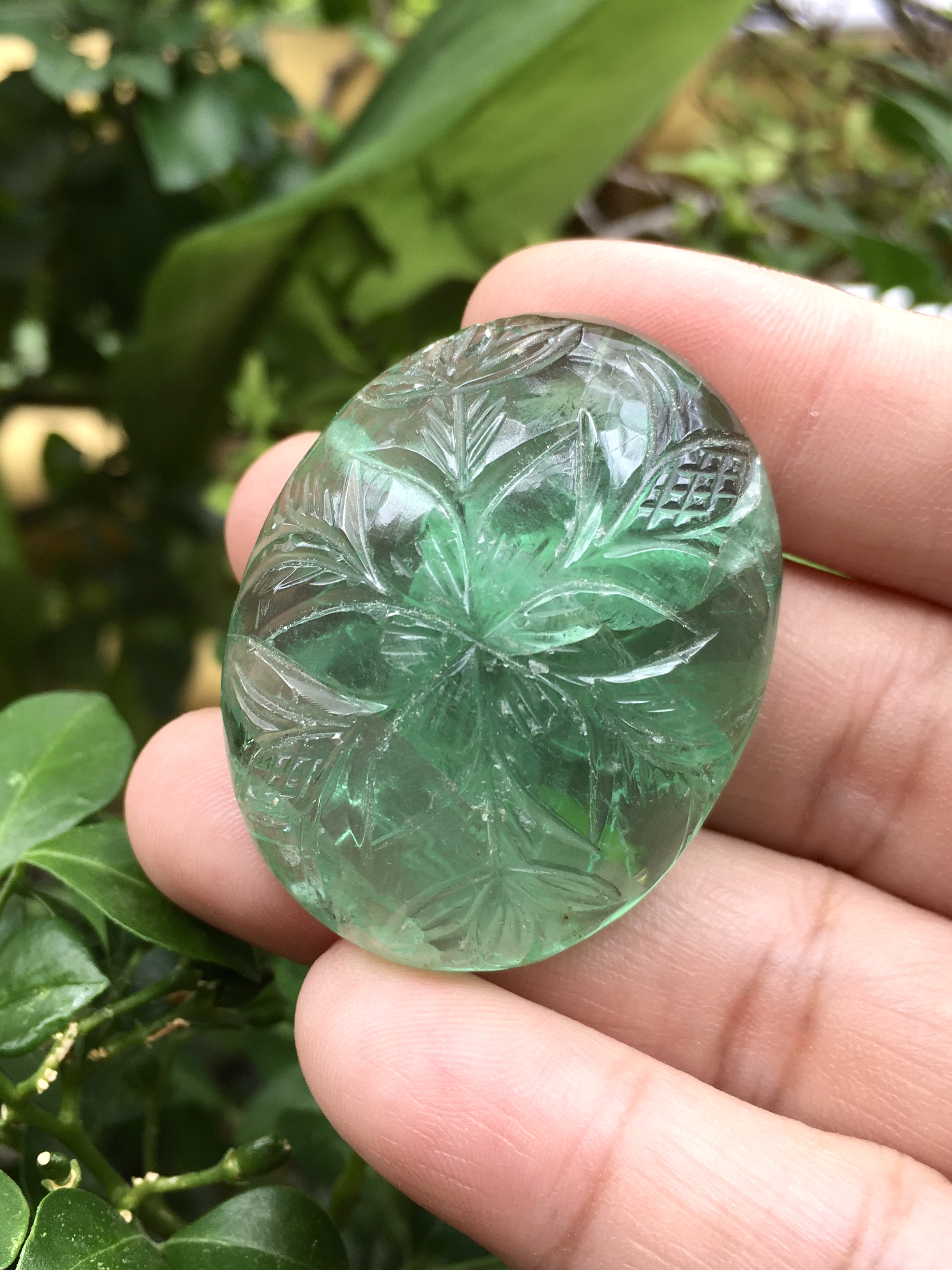 (Big size) FLUORITE ฟลูออไรท์ แท้ 147 กะรัต เม็ดโต สีเขียวโทนหวานๆ แกะลายดอกไม้หน้าหลัง งานมือหายาก มีตำหนิในเนื้อตามธรรมชาติ
