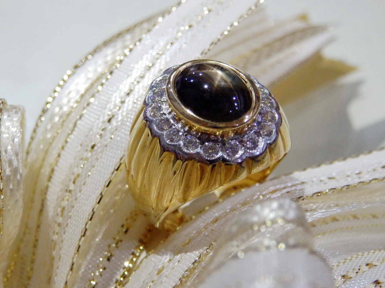 M146 แหวนชาย black star sapphire แท้ 4.5 กะรัต ล้อมเพชร พลอยสวยมีเสน่ห์มากๆค่ะ