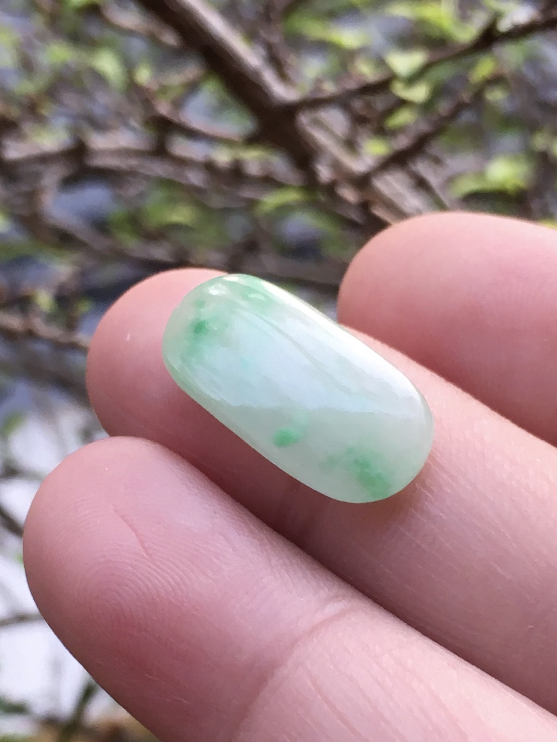 (สวยหวาน) JADE หยกแท้ 7.45 กะรัต หยกเขียวอ่อนเนื้อสวย ติดเขียวแอปเปิ้ล ทรงสวย