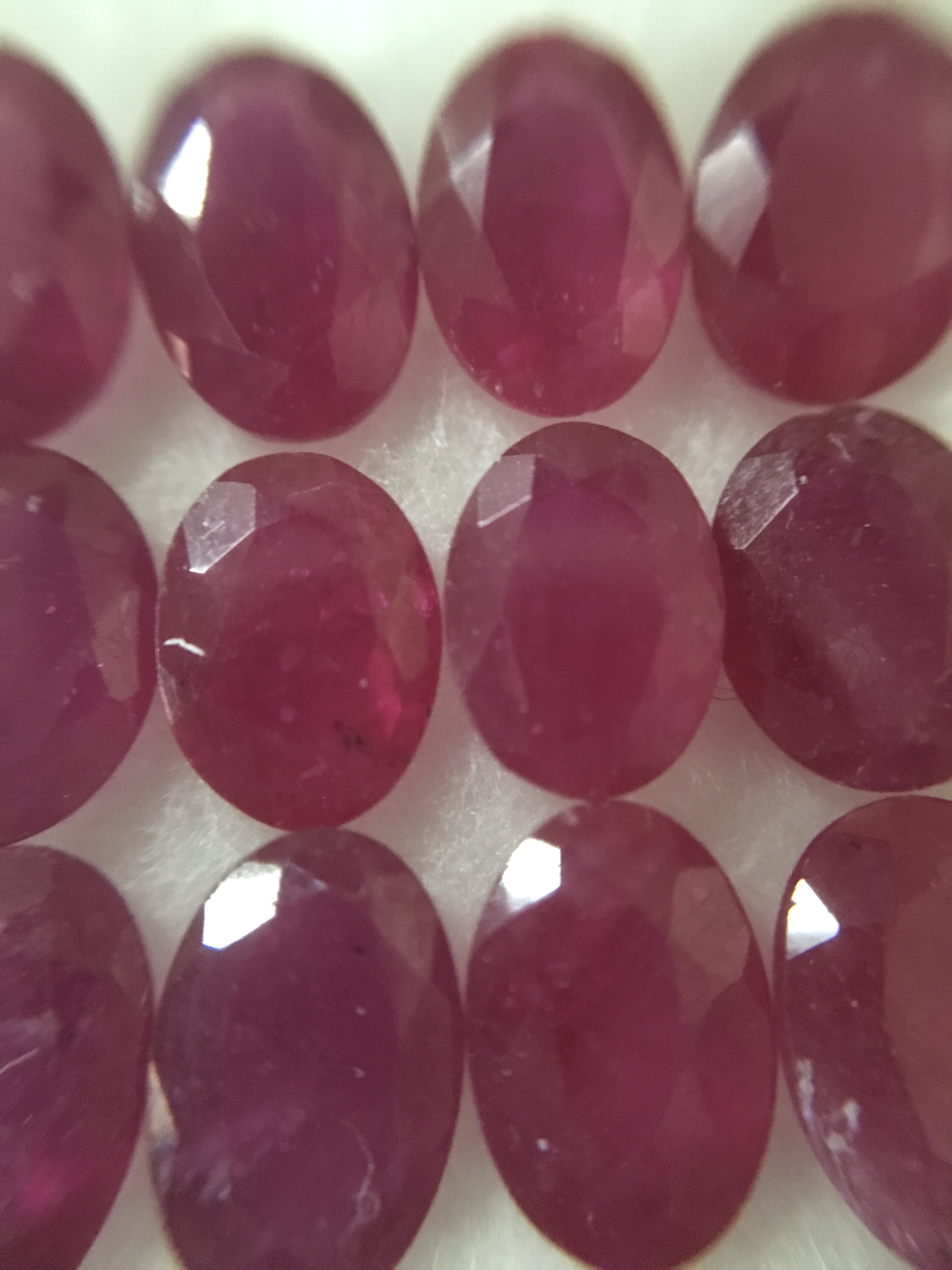 RUBY ทับทิมแท้ 12 เม็ด หนักรวม 12.19 กะรัต สีสวยหวานมาก ขนาดเหมาะทำข้อมือ สร้อยคอพลอย น่ารักๆค่ะ