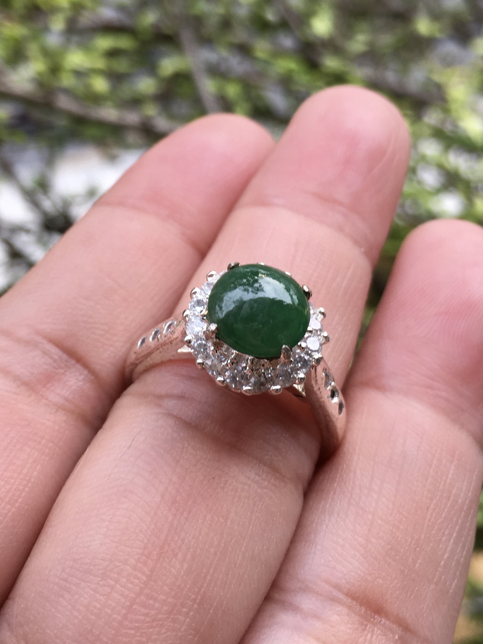 JADE แหวนหยกแท้ ทรงกลม 8 มม. หยกพม่า ไทป์ เอ พร้อมตัวเรือนล้อมเพชรczเกรดดี พร้อมใช้งาน