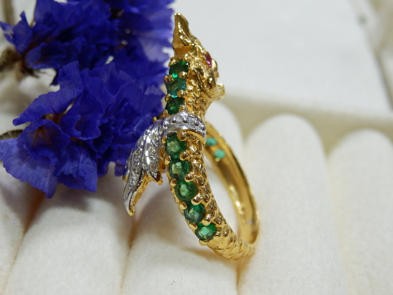 ((ขายแล้ว))PP5304 แหวนพญานาค ประดับมรกตแท้สีเขียวสด ใส่สวยเสริมราศี