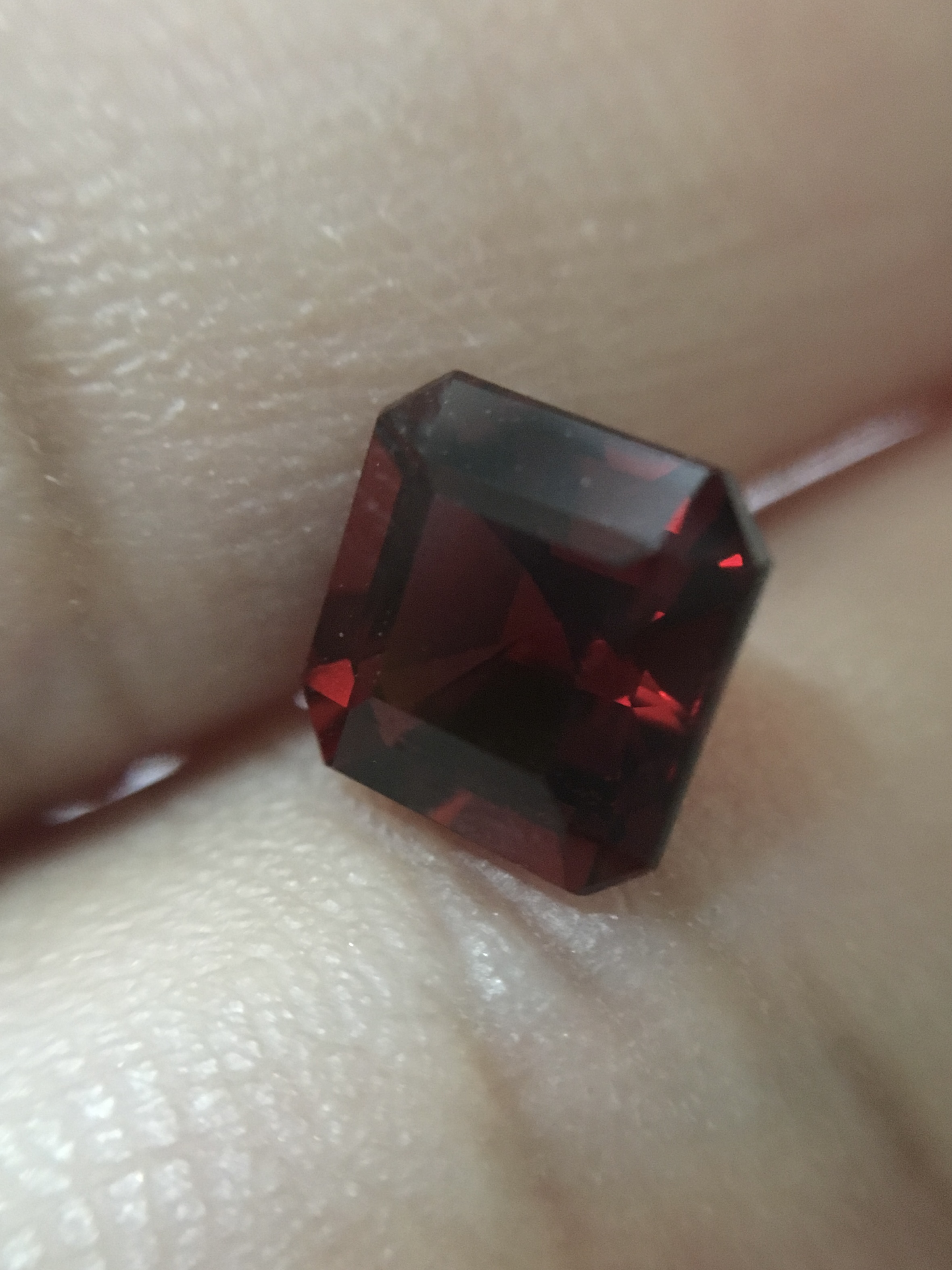 GARNET โกเมนแท้ 1.93 กะรัต พลอยดิบ สีแดงฉ่ำลึก ไฟดี เม็ดนี้สวยมากค่ะ