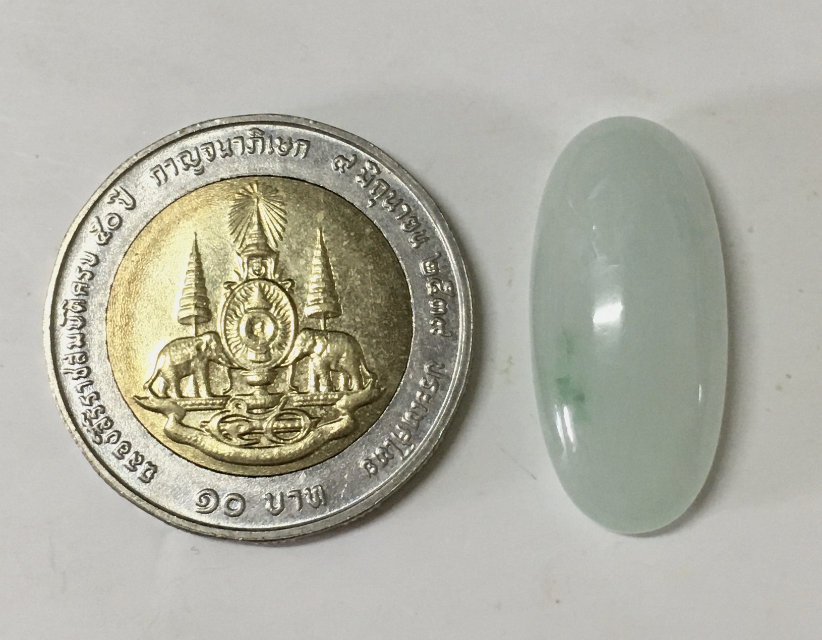 JADE หยกแท้ 18.58 กะรัต หยกแท้ สีเขียวอ่อนหวาน น่ารักสุดๆ ผิวดี เม็ดโต ทรงสวยมาก