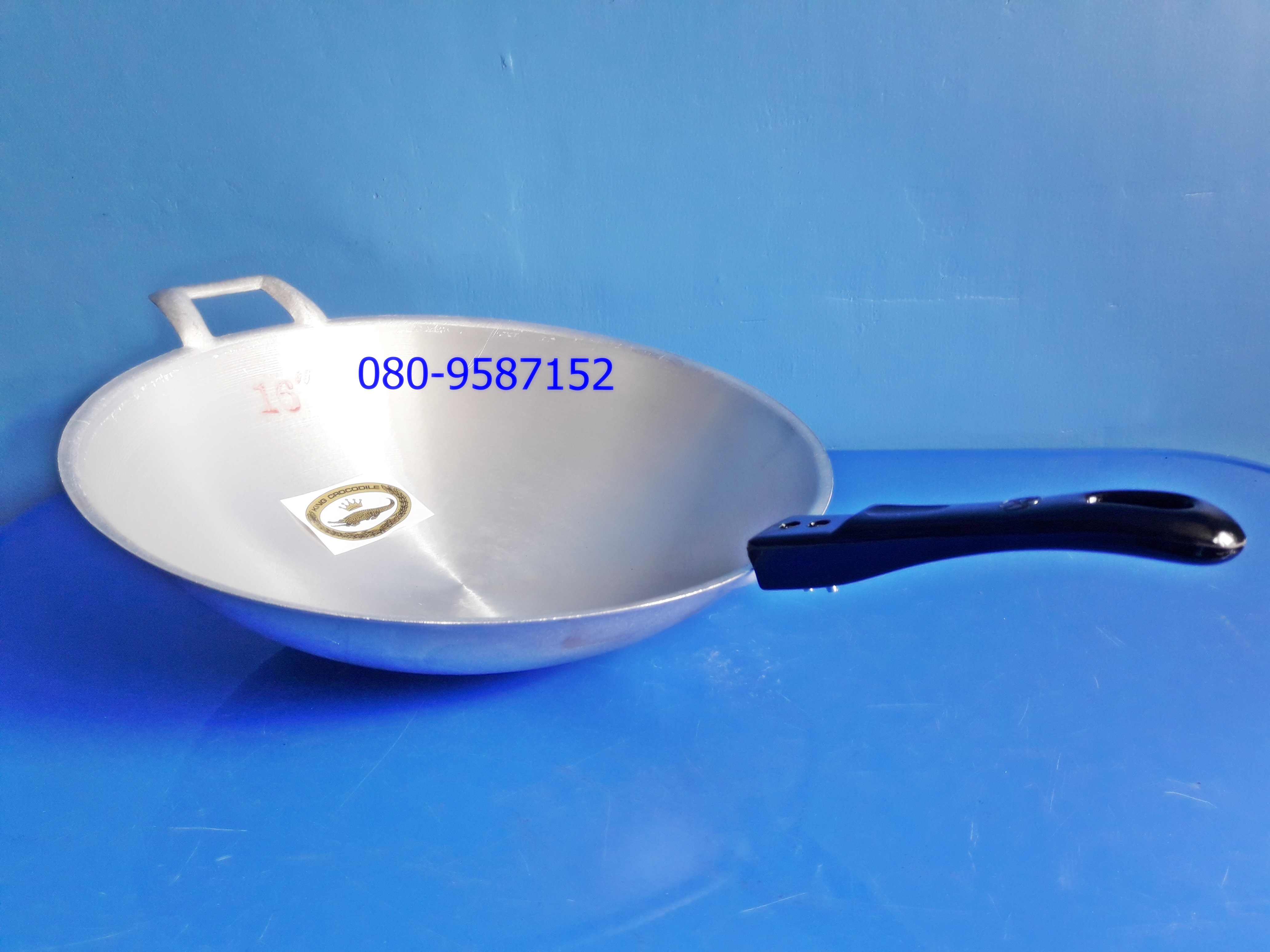 กระทะอลูมิเนียมด้ามดำ ขัดเงา ตราจระเข้ ขนาด 16 นิ้ว