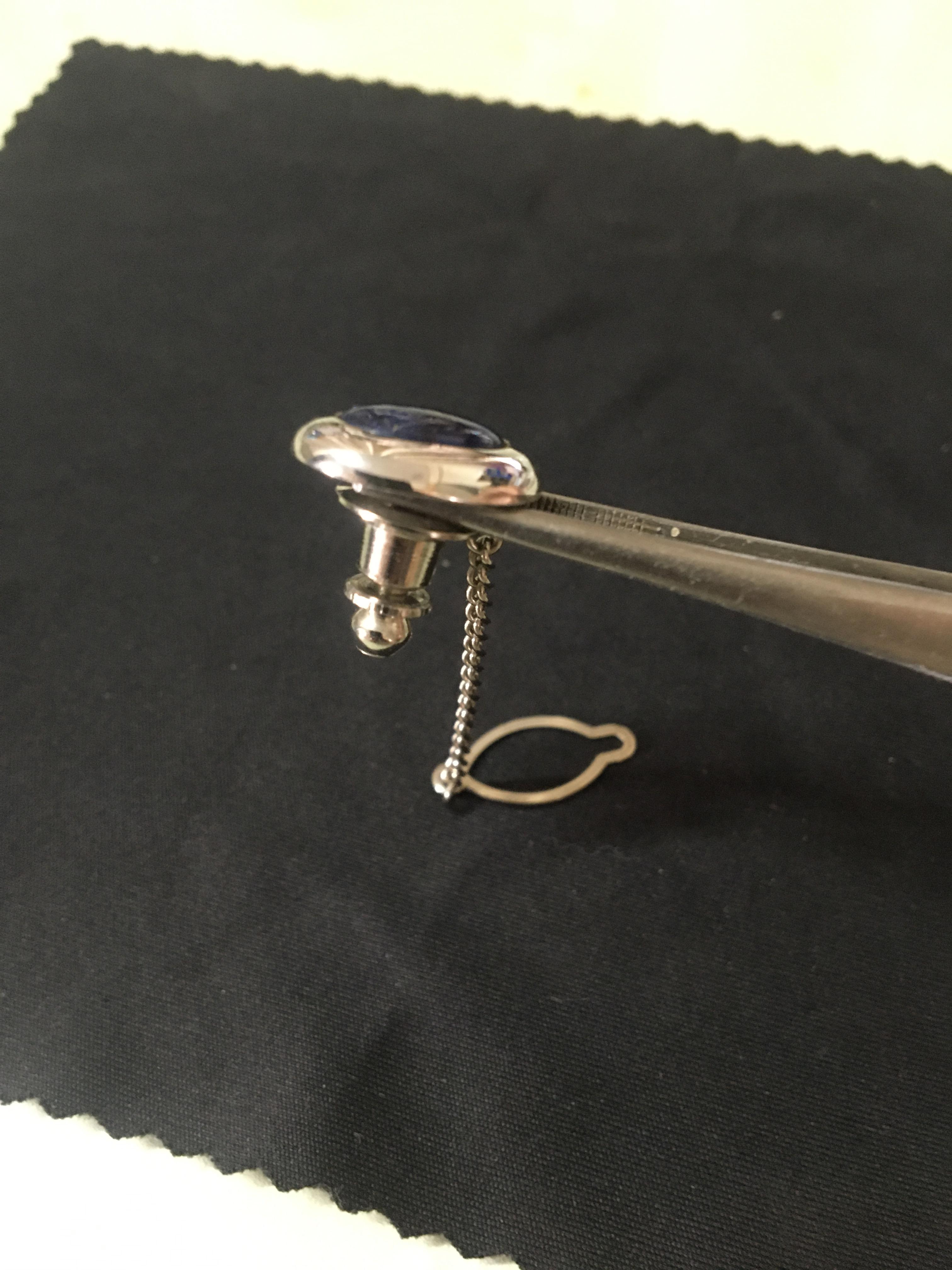 เข็มกลัดติดเนคไท เรือนเงินประดับไพลินแท้ สีสวยสด ทรงดี งานเนี๊ยบ มากเว่อร์