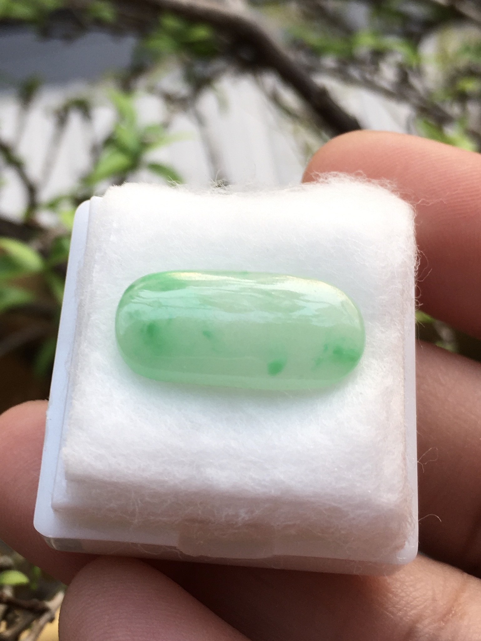 (สวยหวาน) JADE หยกแท้ 7.45 กะรัต หยกเขียวอ่อนเนื้อสวย ติดเขียวแอปเปิ้ล ทรงสวย