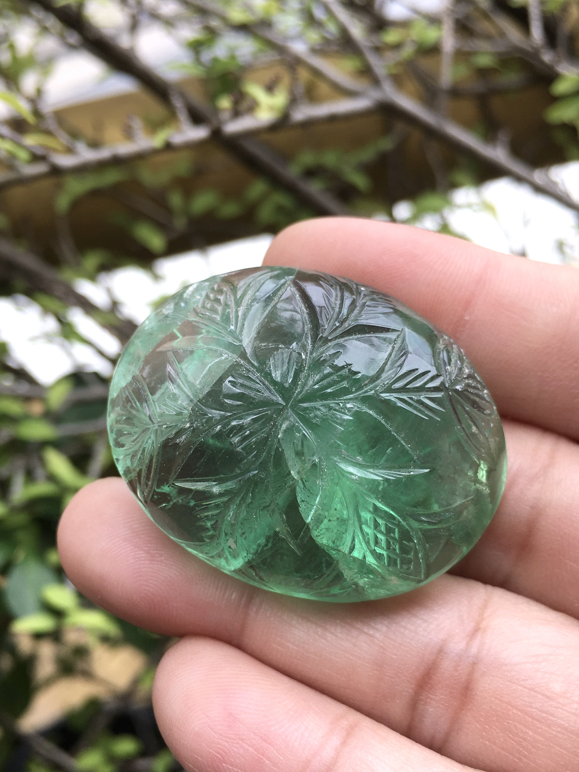 (Big size) FLUORITE ฟลูออไรท์ แท้ 147 กะรัต เม็ดโต สีเขียวโทนหวานๆ แกะลายดอกไม้หน้าหลัง งานมือหายาก มีตำหนิในเนื้อตามธรรมชาติ