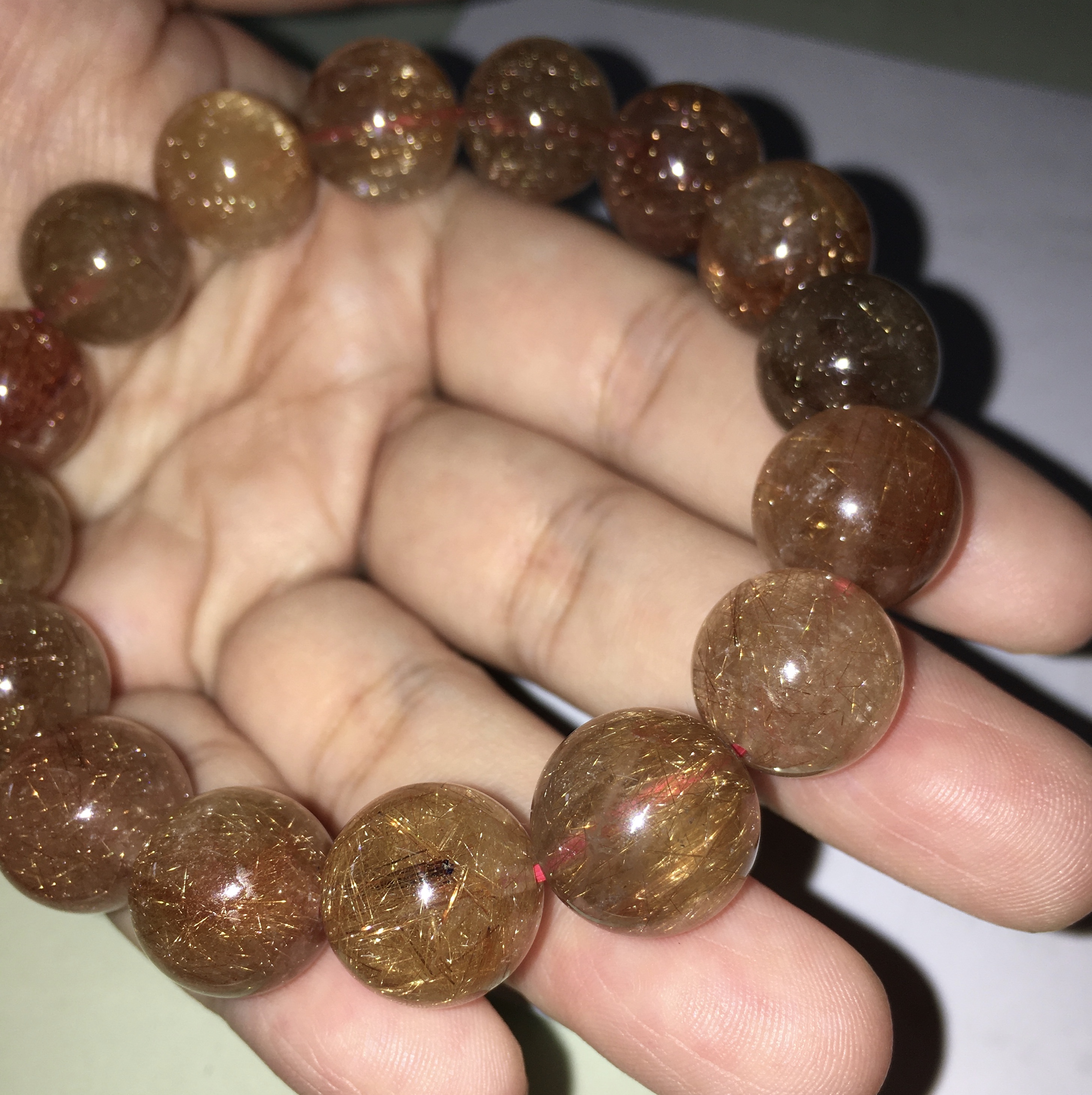 (สวยคุ้ม) ข้อมือหินนำโชค ไหมสามกษัตริย์ 13.5 มม.เส้นนี้เล่นไฟระยิบระยับมากค่ะ เส้นใหญ่ ราคาพิเศษ