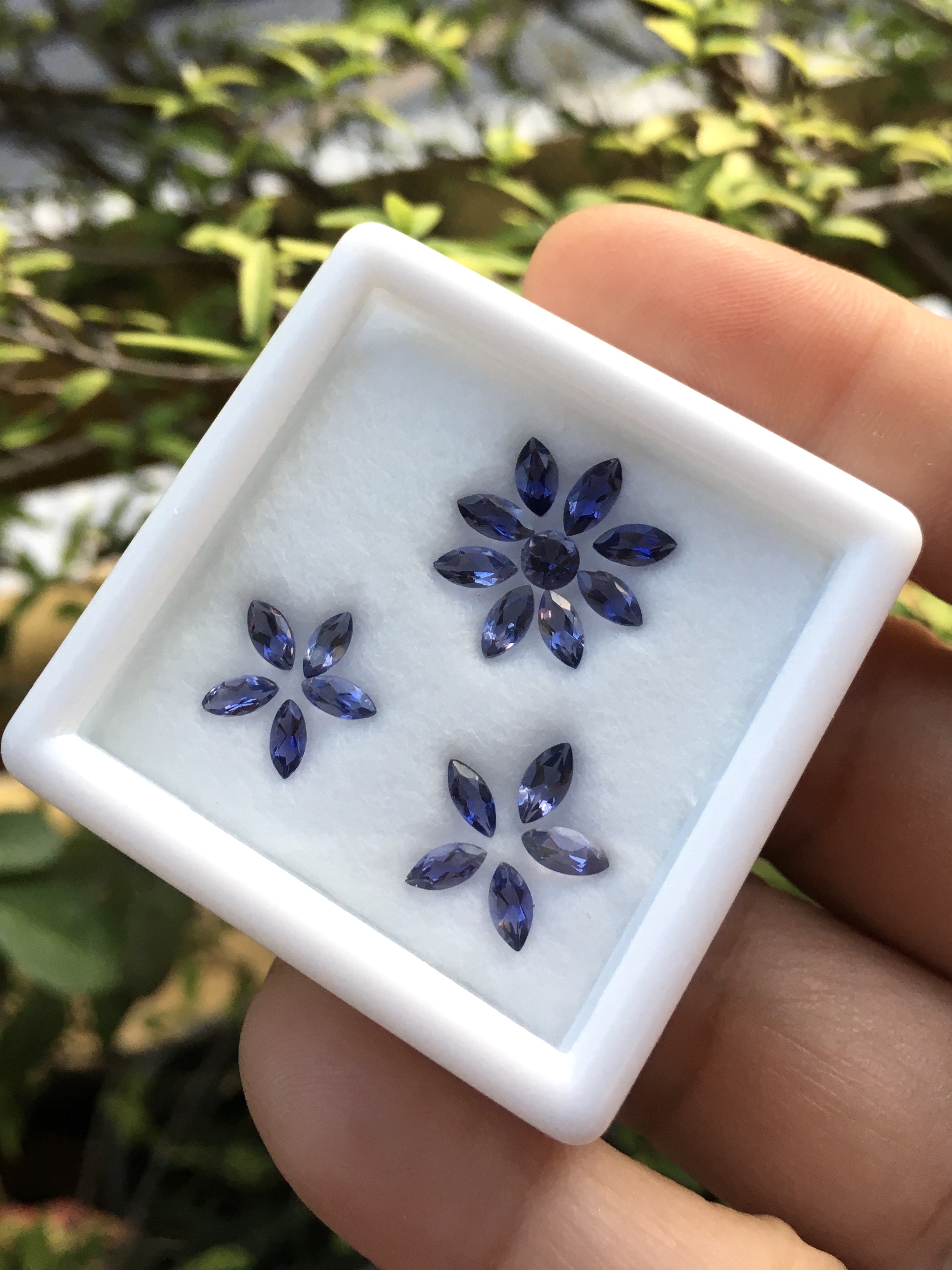 (เหมากล่อง) IOLITE ไอโอไลต์ 19 เม็ด 2.23 กะรัต พลอยแท้ หวานเจี๊ยบ จัดเซต แหวน ต่างหู น่ารักมากกกก