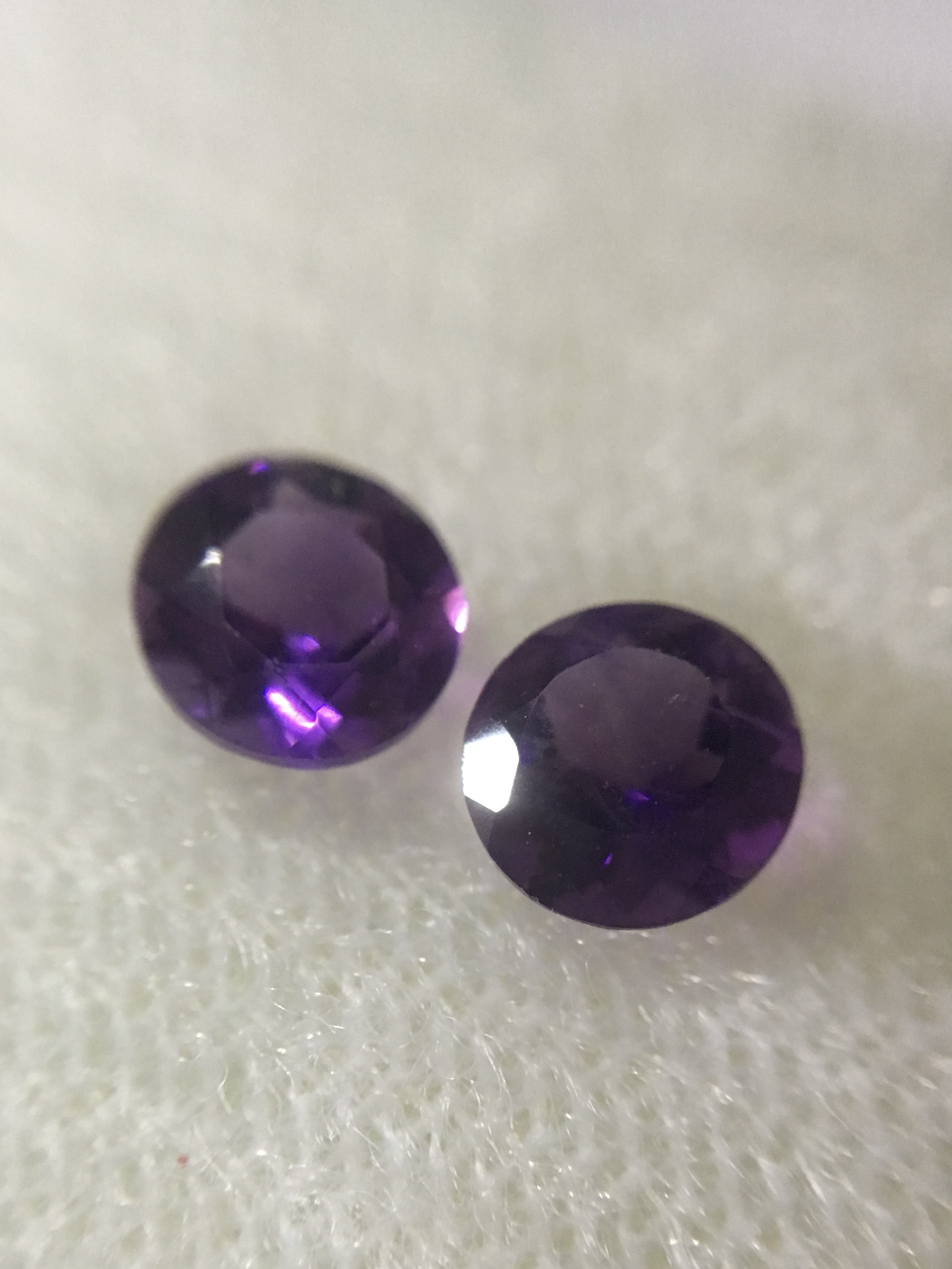 AMETHYST อเมทิสต์ แท้ 2 เม็ด 0.86 กะรัต จับคู่สำหรับทำต่างหู สีสวยสดมาก สวยมากค่ะ