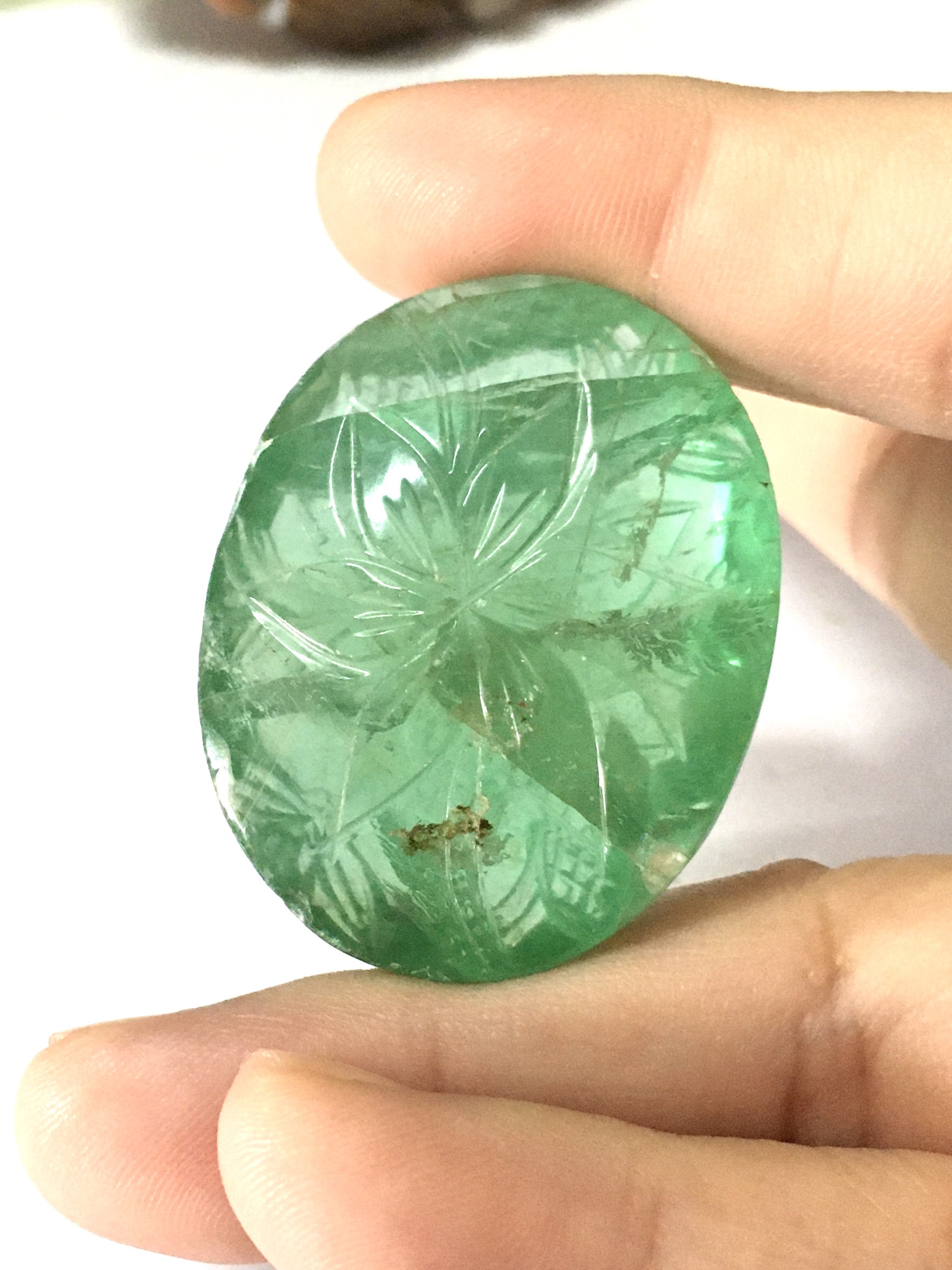 (Big size) FLUORITE ฟลูออไรท์ แท้ 147 กะรัต เม็ดโต สีเขียวโทนหวานๆ แกะลายดอกไม้หน้าหลัง งานมือหายาก มีตำหนิในเนื้อตามธรรมชาติ