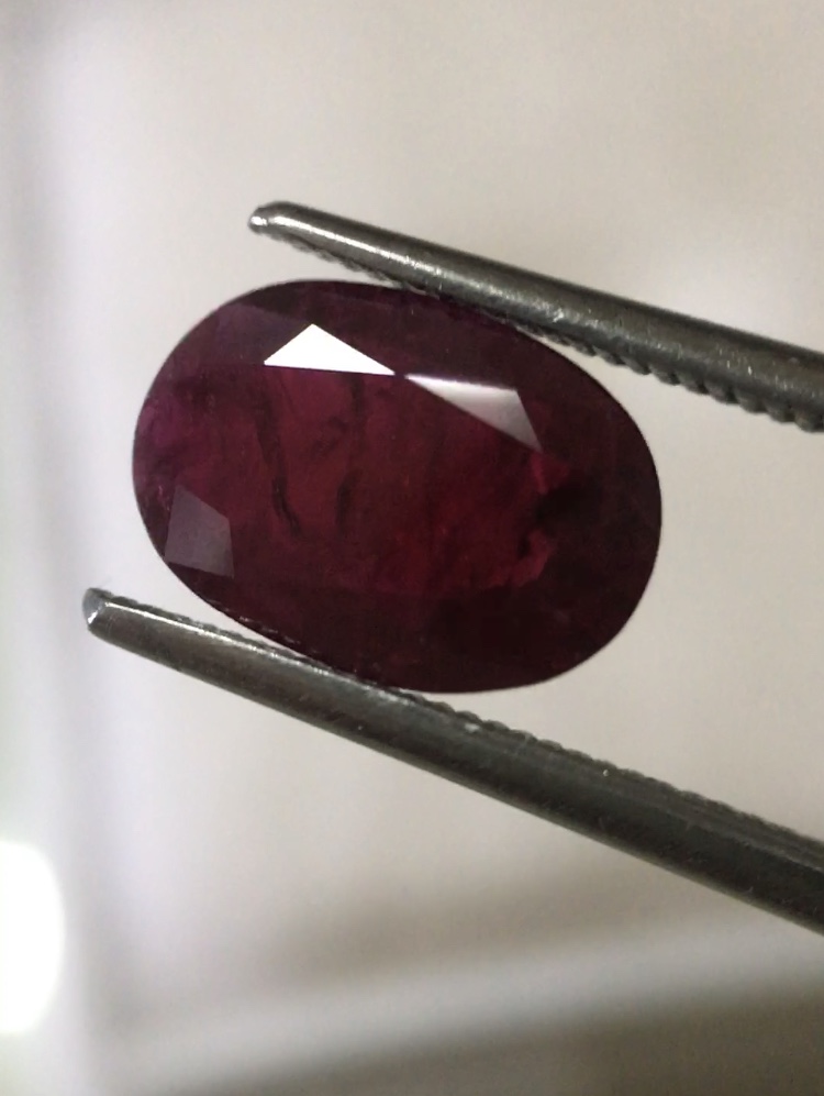 RUBY ทับทิมแท้ 1.51 กะรัต พลอยเนื้อฉ่ำ สีแดงเลือดนก ผิวสวย เหลี่ยมคมกริบ ไฟดีมากค่ะ