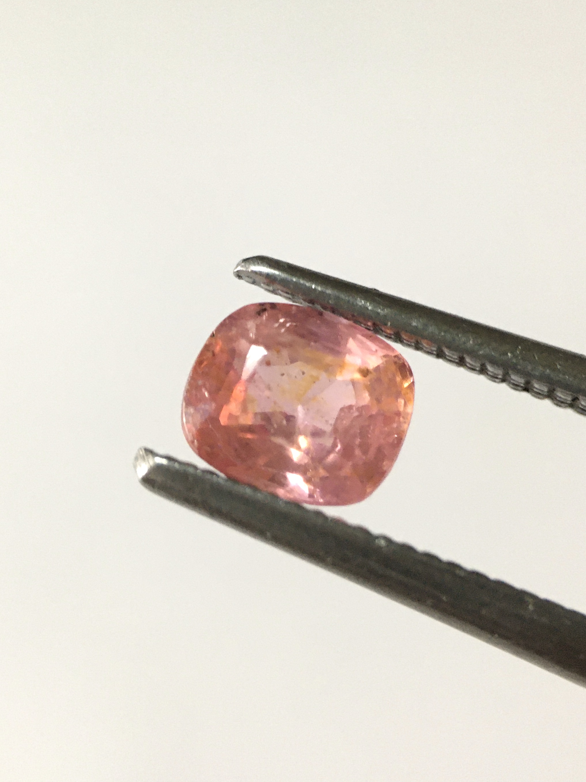 SPINEL สปิเนลแท้ 0.55 กะรัต พลอยดิบ สีชมพูอมส้ม ไฟดี สีหายากค่ะ