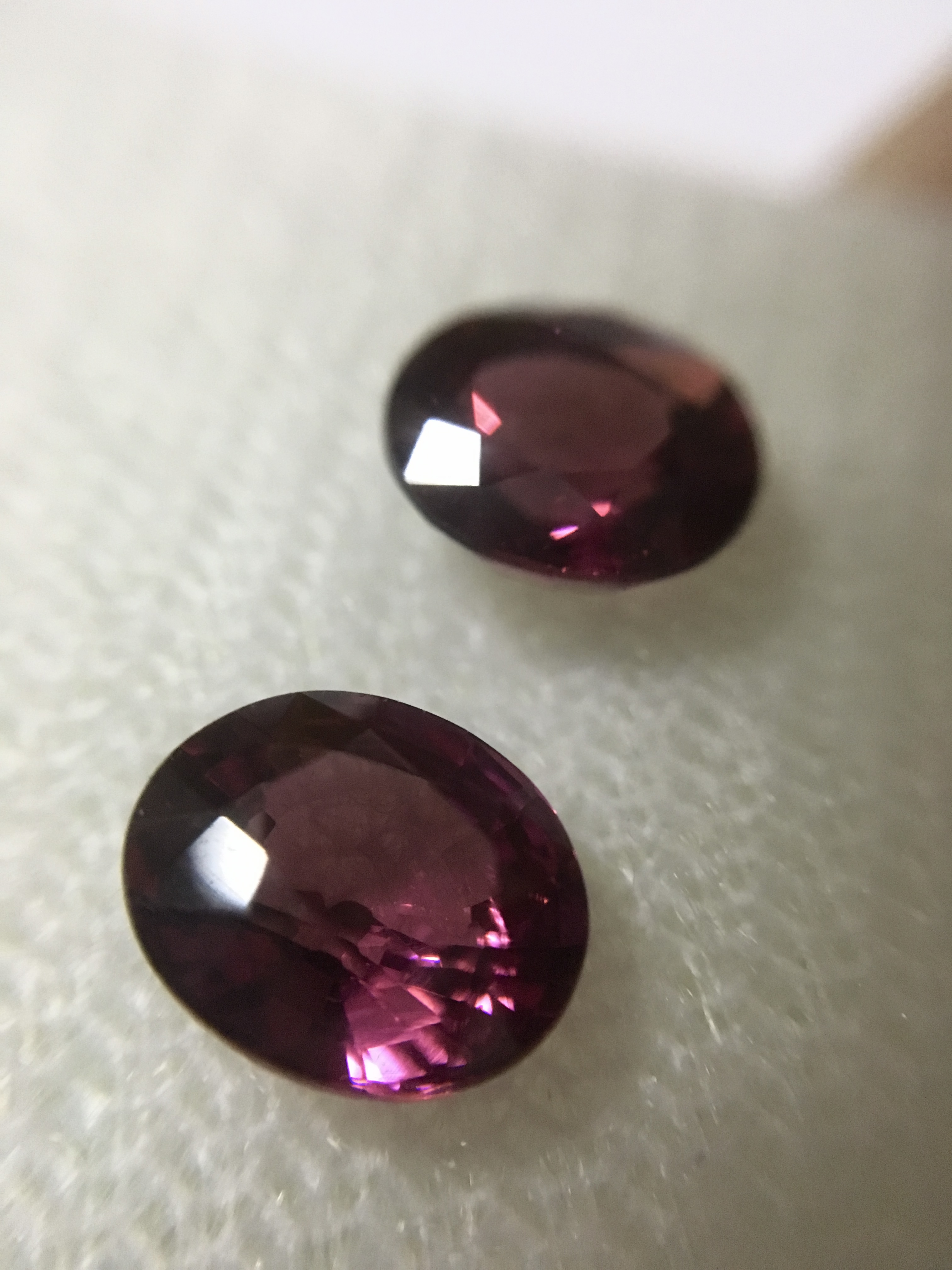 RHODOLITE โรโดไลต์แท้ เซตคู่ 2 เม็ด 3.02 กะรัต สีม่วงอมชมพูสวย เนื้อใส ไฟดีม๊าก พลอยดิบ ทรงน่ารักค่ะ