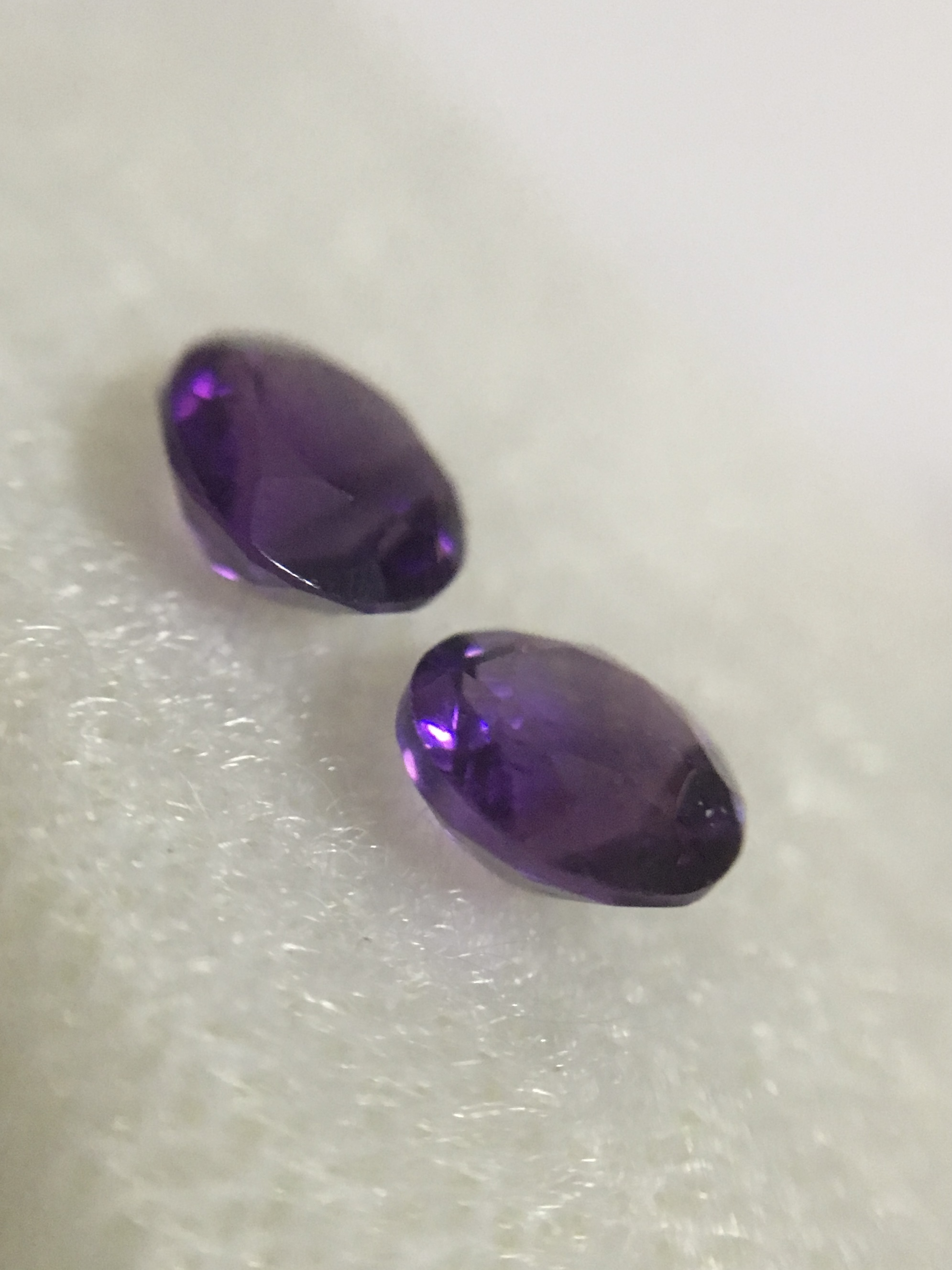 AMETHYST อเมทิสต์ แท้ 2 เม็ด 0.86 กะรัต จับคู่สำหรับทำต่างหู สีสวยสดมาก สวยมากค่ะ