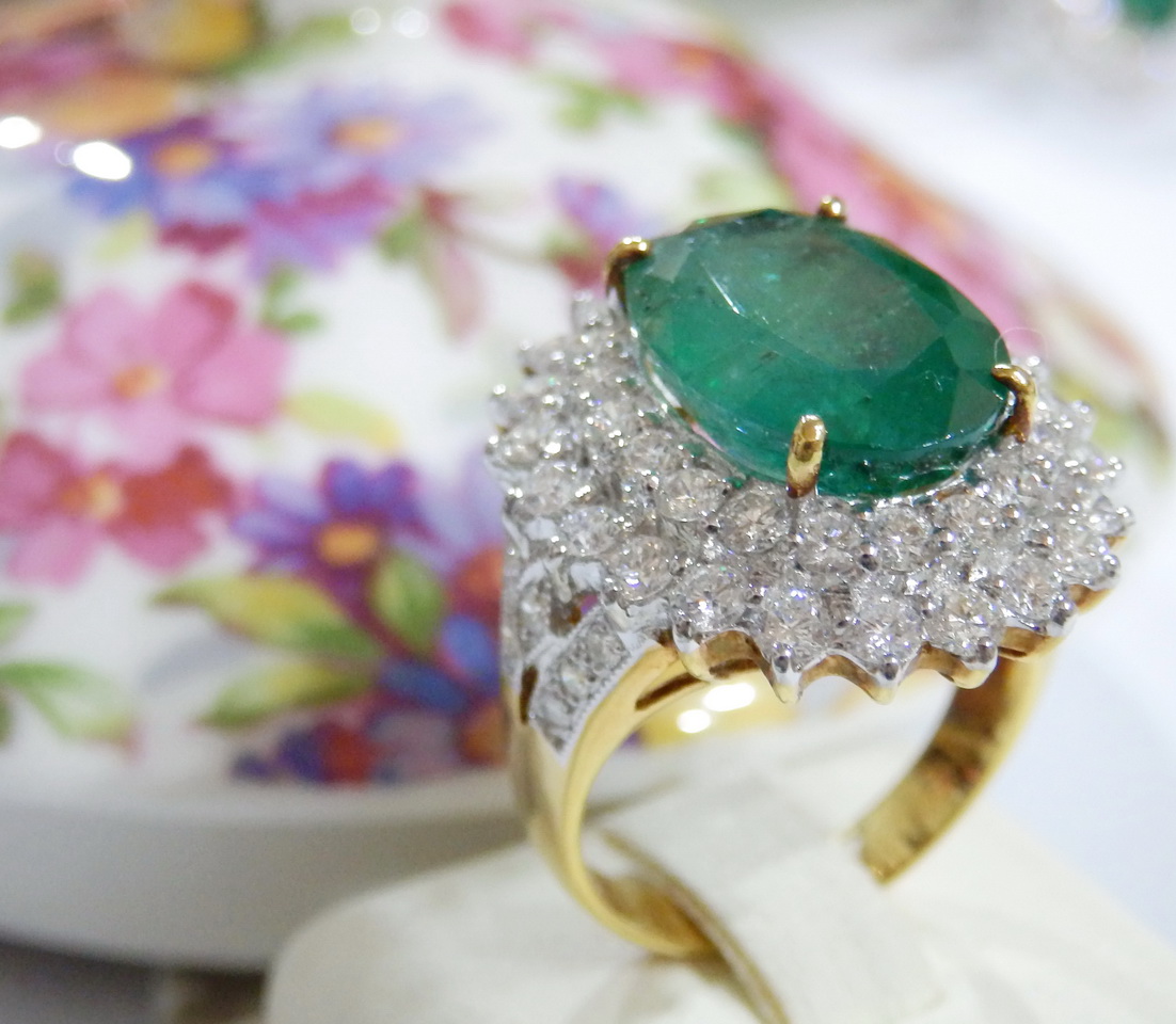 PP5402แหวนมรกตล้อมเพชรแท้ 2.01 กะรัตขาวใสไฟดี สวยเว่อร์วัง