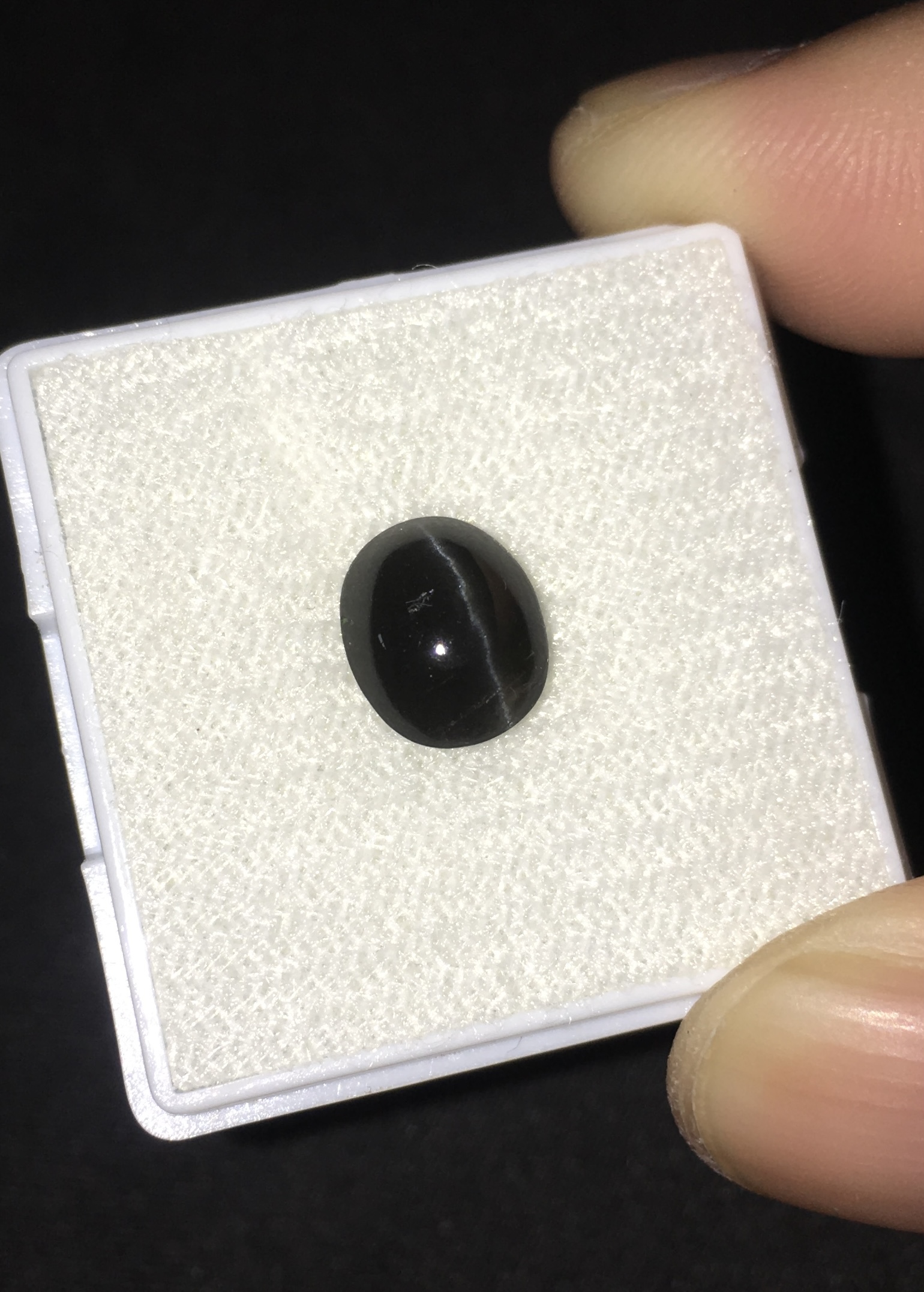 SCAPOLITE CAT’S EYE พลอยตาแมว แท้ 2.1 กะรัต สีดำสนิท เส้นตาคมบาง มีเสน่ห์มากๆค่ะ