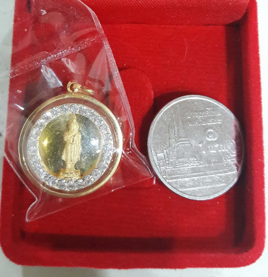 (ลดแรง พระเลี่ยมทองแท้)พระประจำวันเกิด วันจันทร์ หลังหลวงพ่อเงิน เลี่ยมทองแท้ ล้อมเพชรสวิส ใส่สวย เสริมราศี