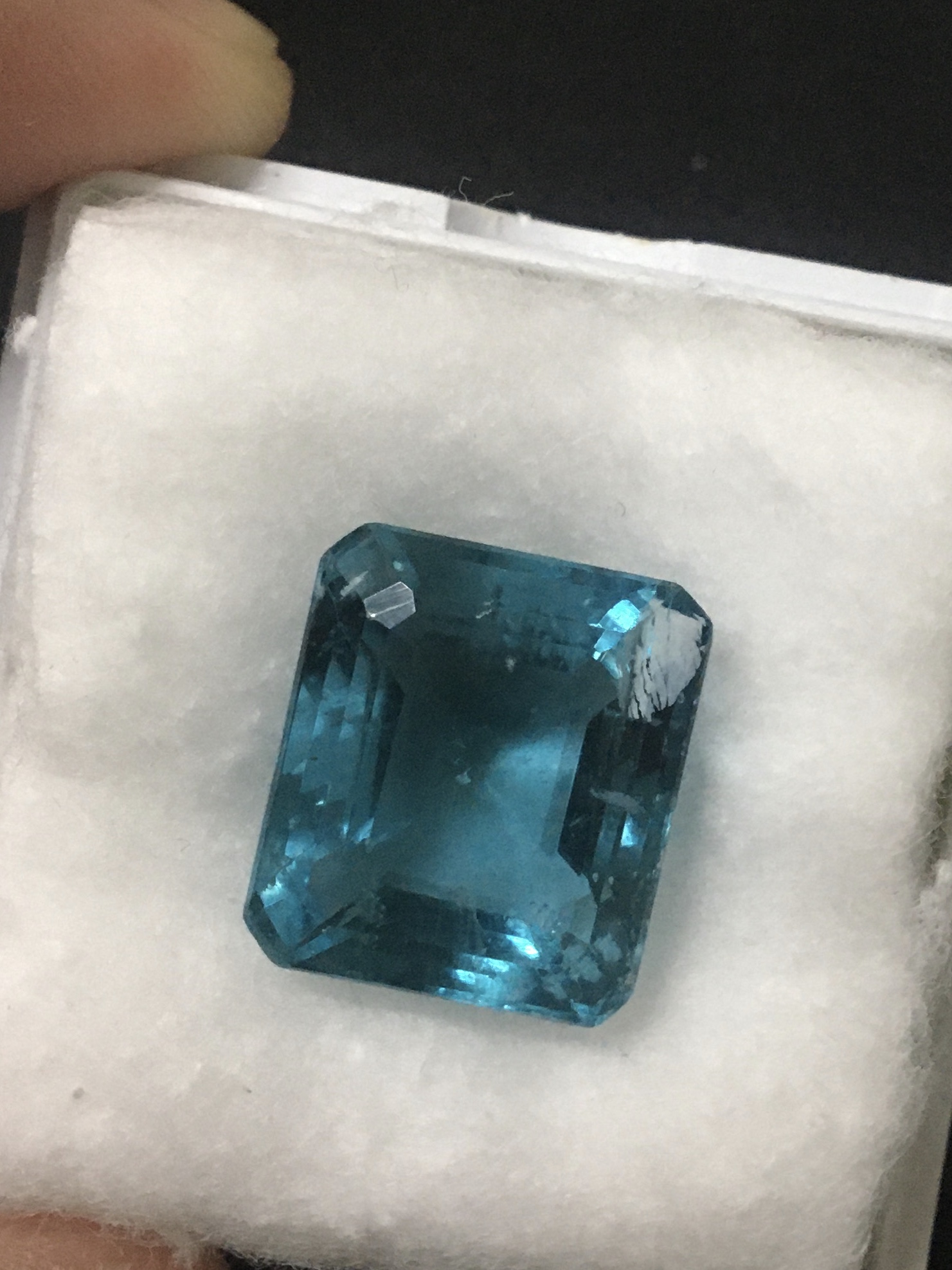 (มาใหม่จ้า)ฟลูออไรด์แท้ 21 กะรัต เม็ดโต สีเขียวอมฟ้าน้ำทะล เนื้อใสไฟสวยเด่น ไม่พอใจยินดีคืนเงิน