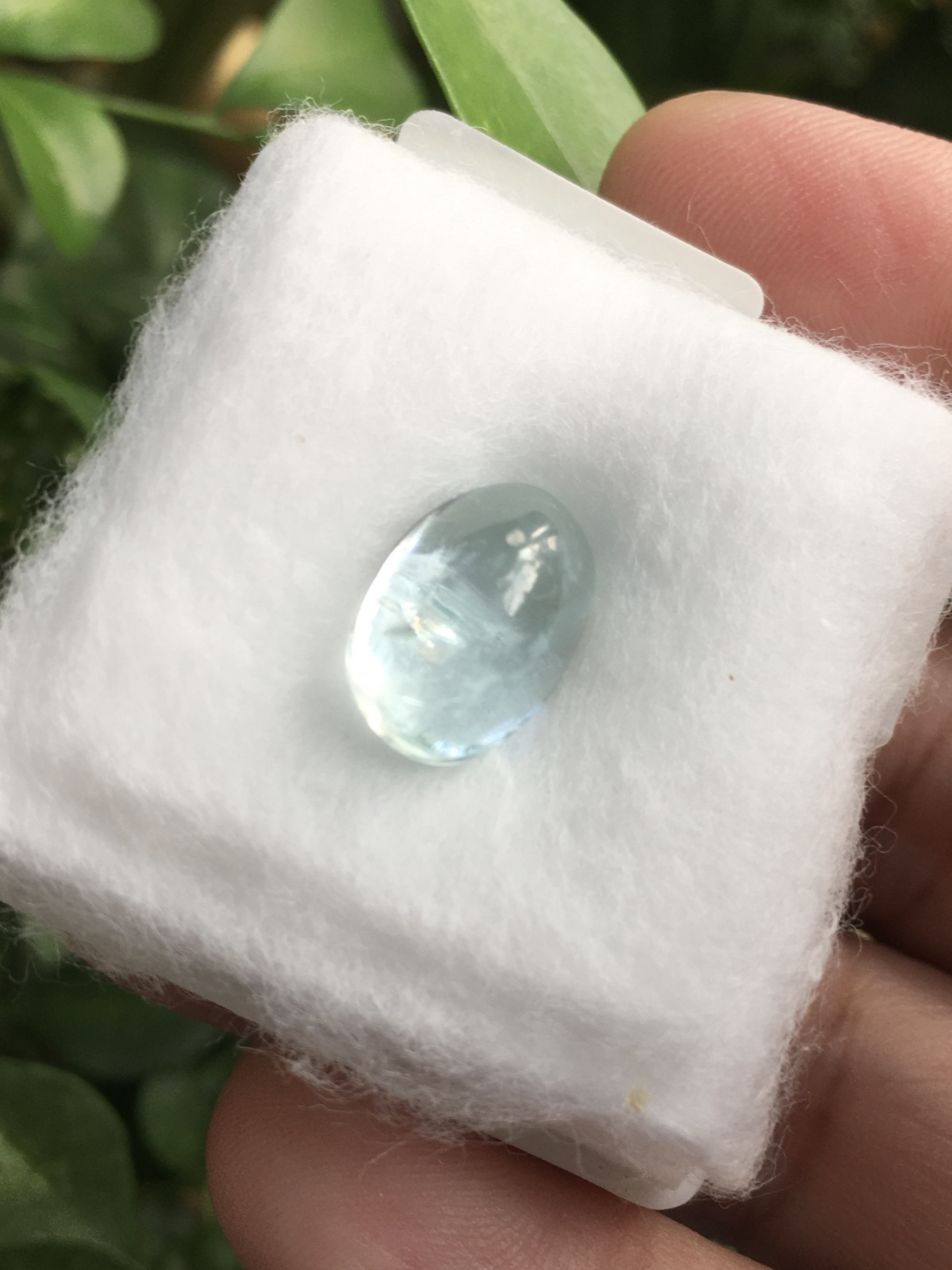 AQUAMARINE อความารีนแท้ 5.7 กะรัต ทรงไข่ เนื้อใสติ๊ง สีฟ้าอ่อนใส หวานม๊าก เม็ดนี้ติดรุ้งด้วยนะคะ