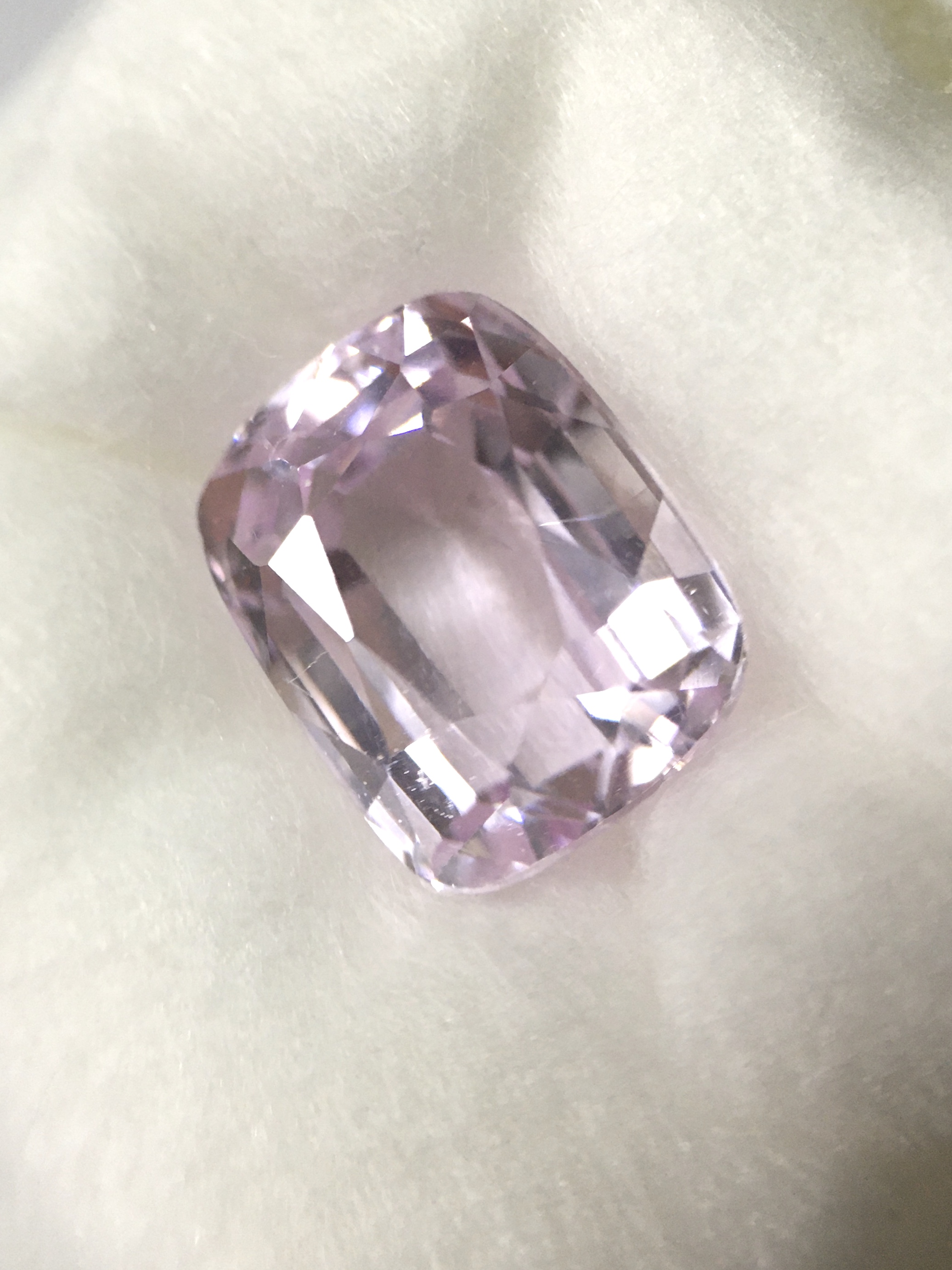 KUNZITE คุนไซต์ แท้ 3.75 กะรัต สีชมพูอ่อยสวยสดใส เนื้อสะอาด ไฟดี พลอยแท้ พลอยสวยน่าสะสม