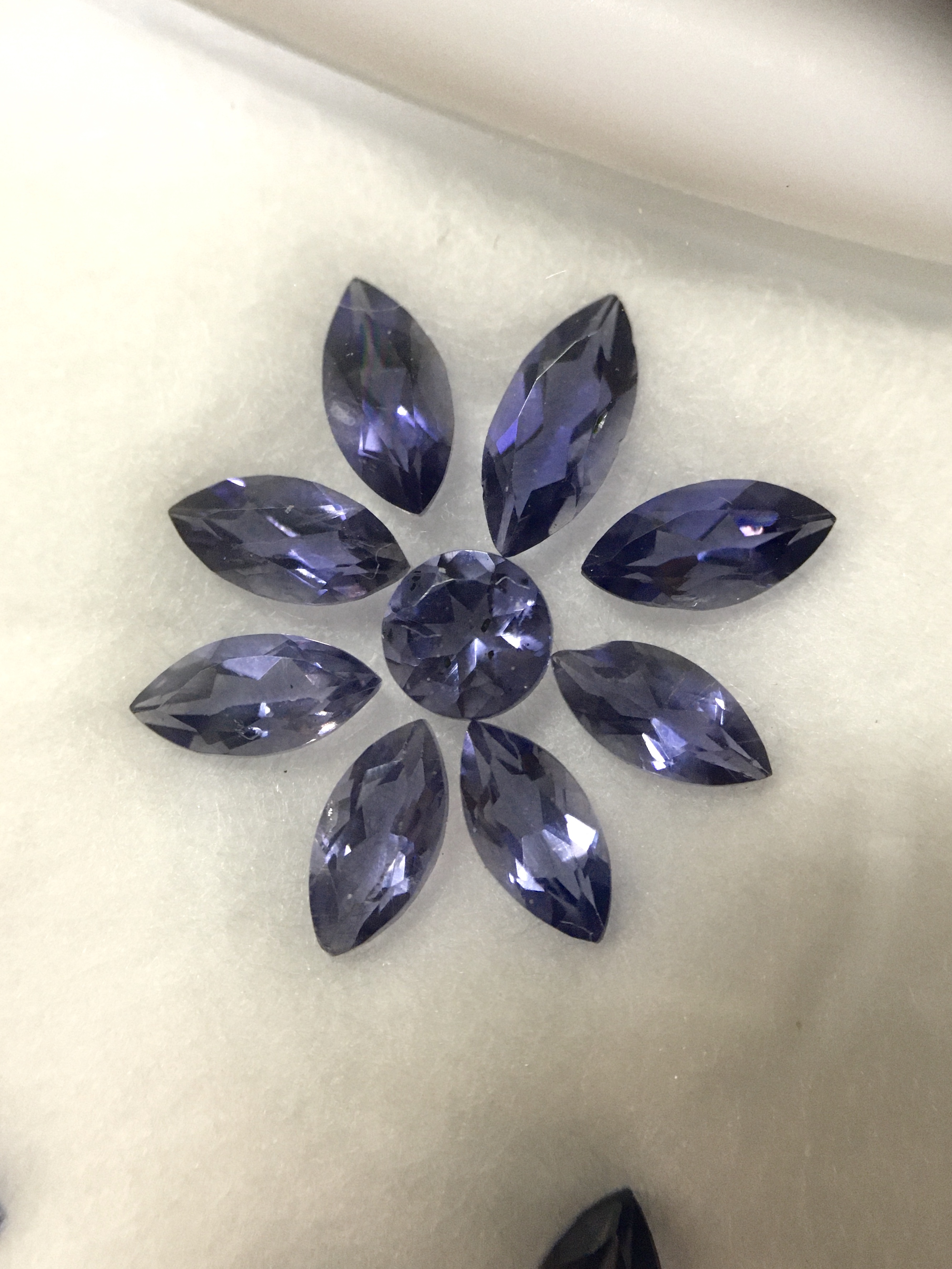 (เหมากล่อง) IOLITE ไอโอไลต์ 19 เม็ด 2.23 กะรัต พลอยแท้ หวานเจี๊ยบ จัดเซต แหวน ต่างหู น่ารักมากกกก