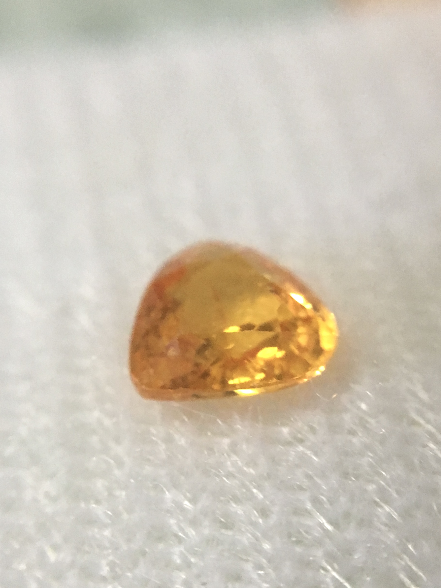 SPESSATITE โกเมนส้มแท้ 0.85 กะรัต สีส้มโทนสวยหวานมาก พลอยดิบ ทรงน่ารักค่ะ