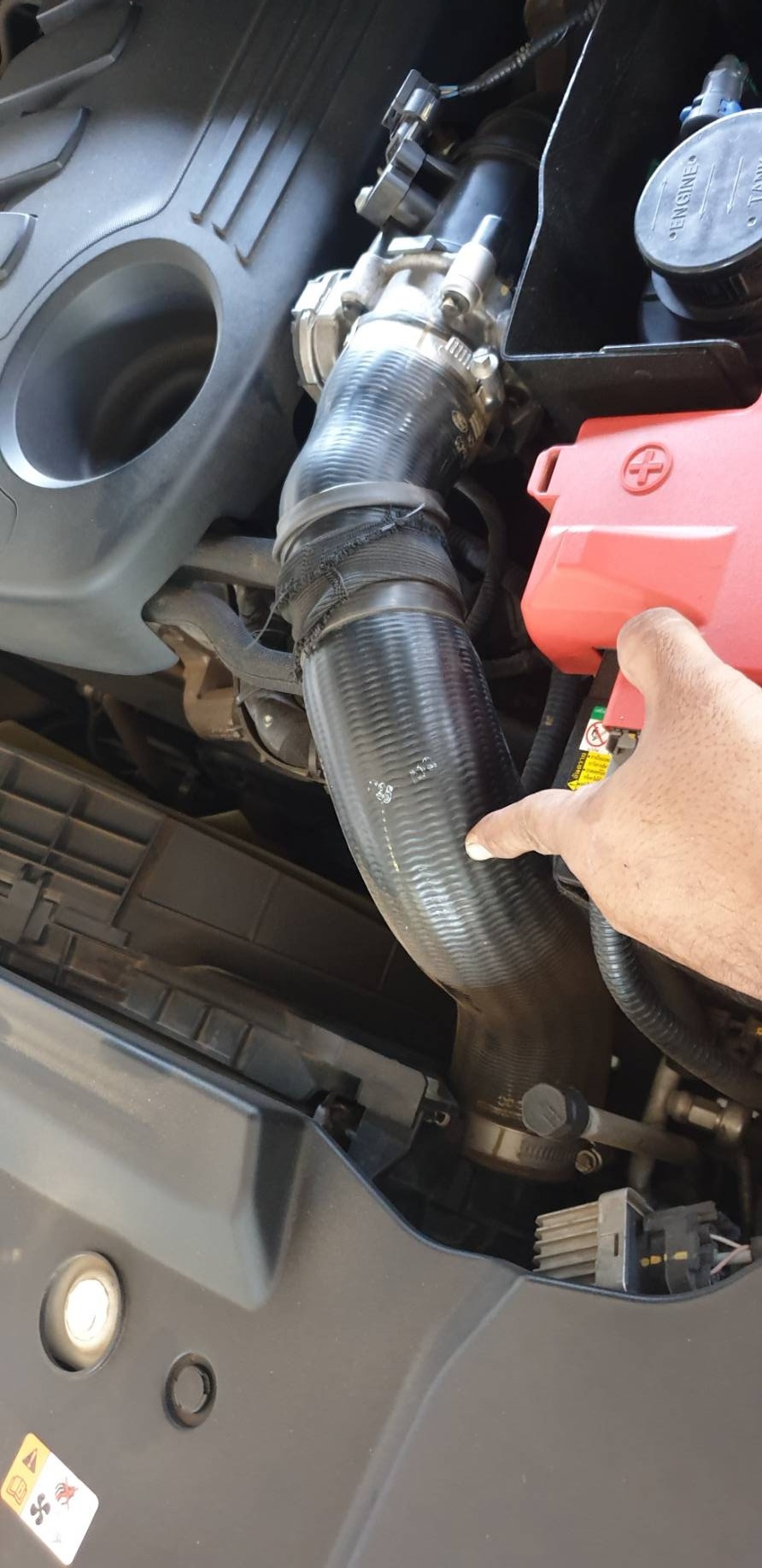 ท่ออินเตอร์คูลเลอร์ ซ้าย ฟอร์ดเอเวอร์เรส 2015 3.2 / FORD EVEREST ปี 2015 เครื่องยนต์ 3.2 L / แท้ศูนย์