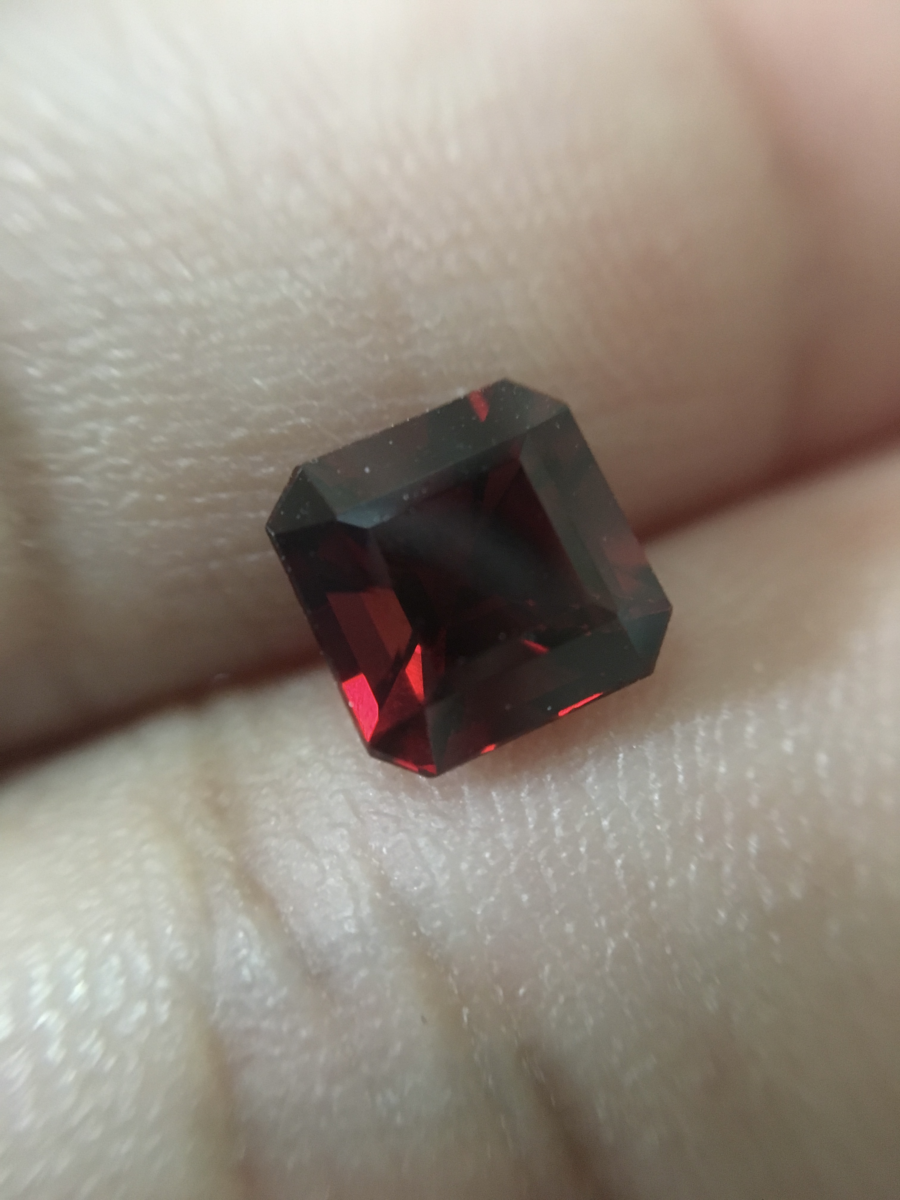 GARNET โกเมนแท้ 1.93 กะรัต พลอยดิบ สีแดงฉ่ำลึก ไฟดี เม็ดนี้สวยมากค่ะ