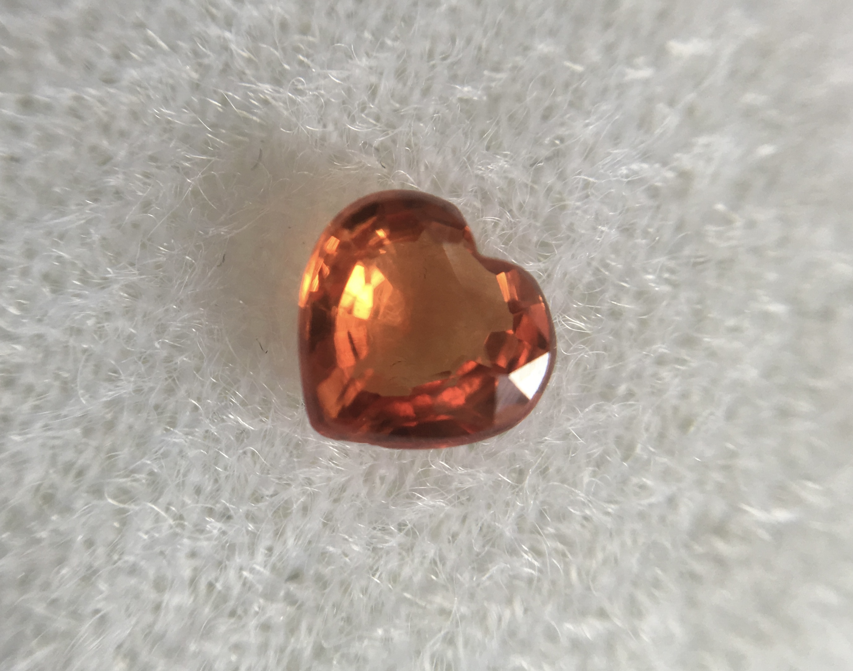 ORANGE SAPPHIRE ออเรนจ์แซฟไฟร์แท้ 0.62 กะรัต สีส้มสด สว่างเต็มเม็ด ทรงหัวใจเม็ดนี้สวยมากค่ะ