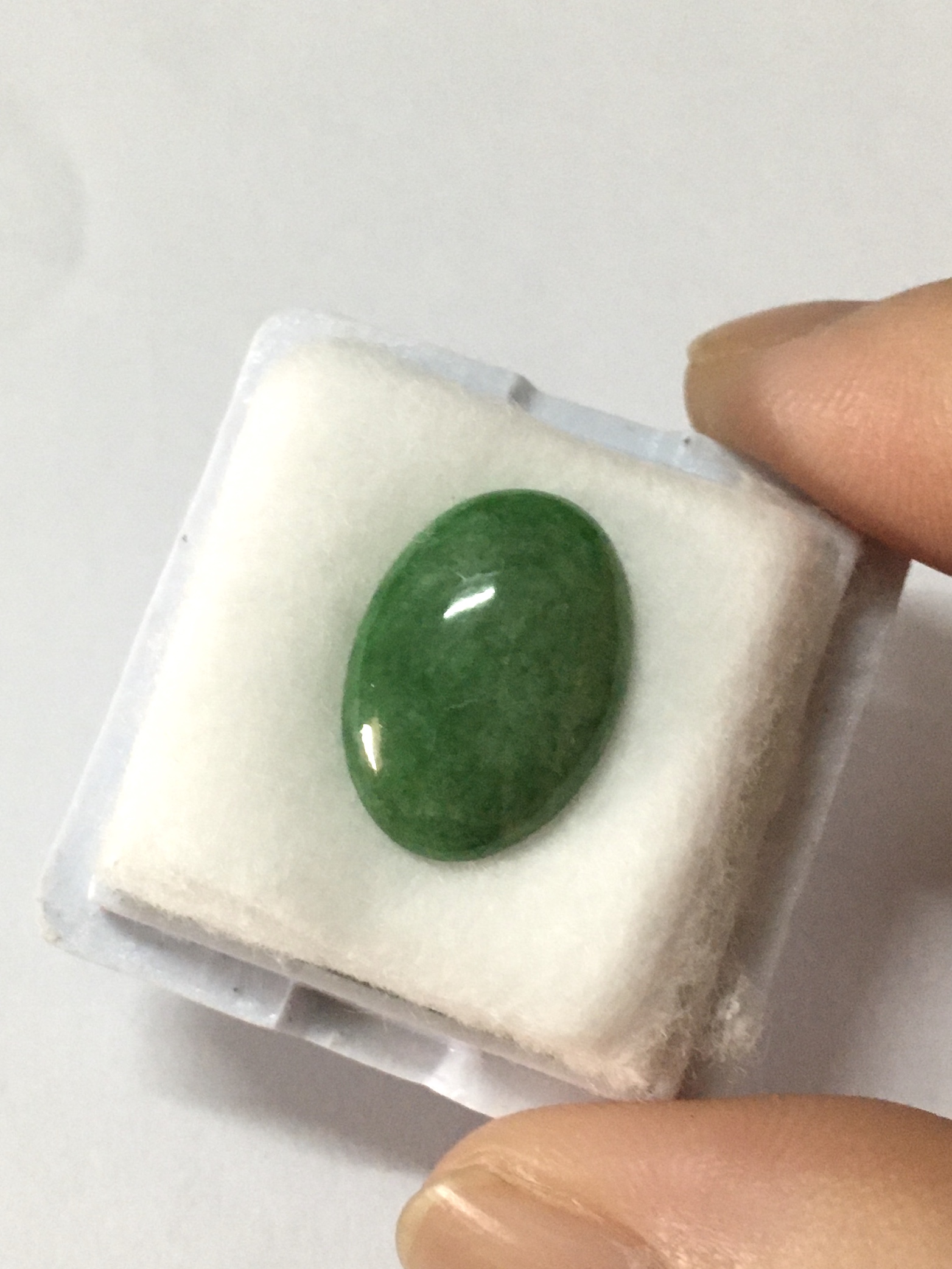 JADE หยกแท้ 6.25 กะรัต หยกพม่า สีเขียวแอปเปิ้ล ทรงสวย ผิวฉ่ำ ปัดเงาสวย