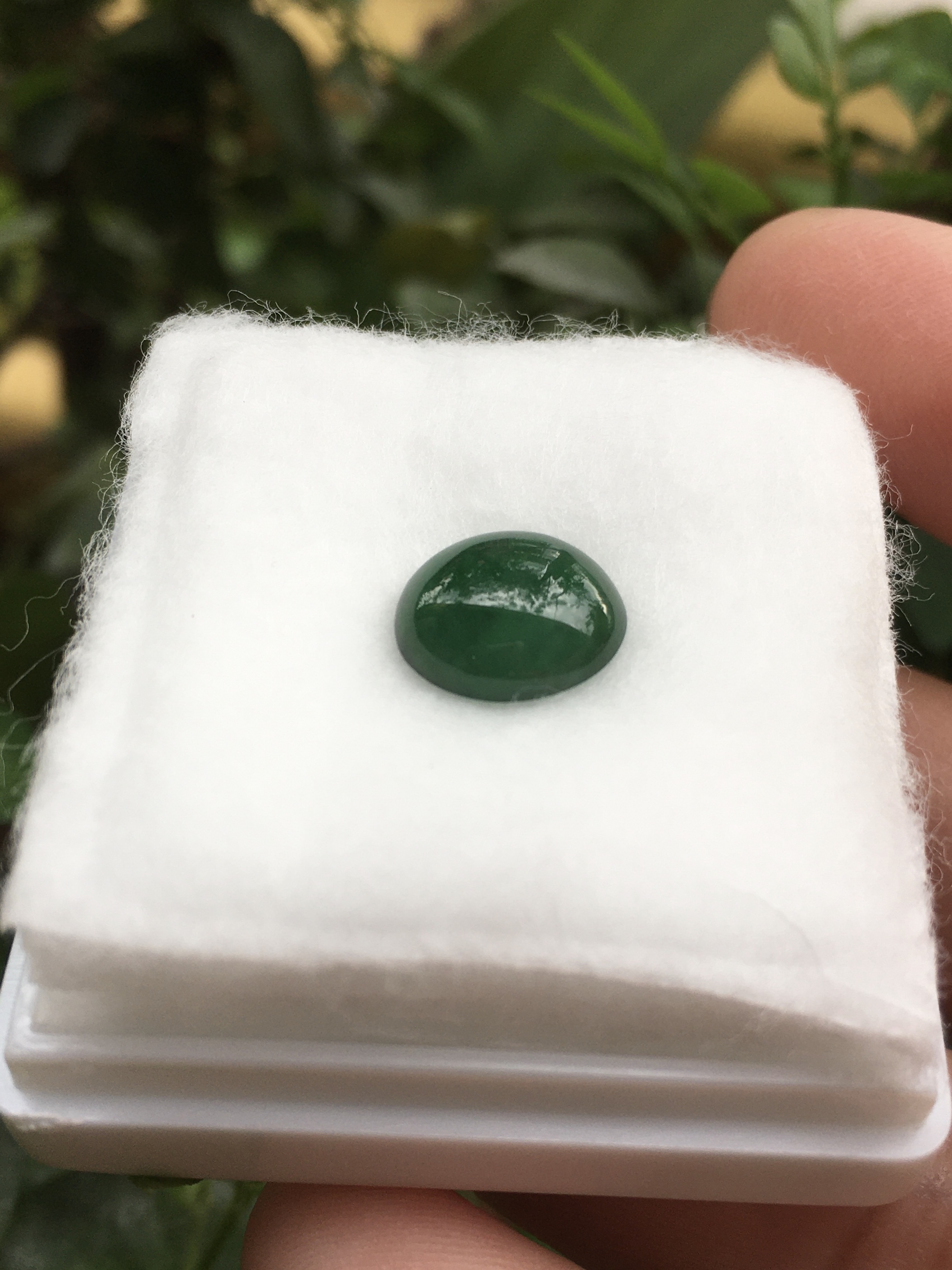 JADE หยกแท้ 3.15 กะรัต หยกพม่าสีสวยจัด เนื้อปัดเงาสวย ขนาดกำลังดี