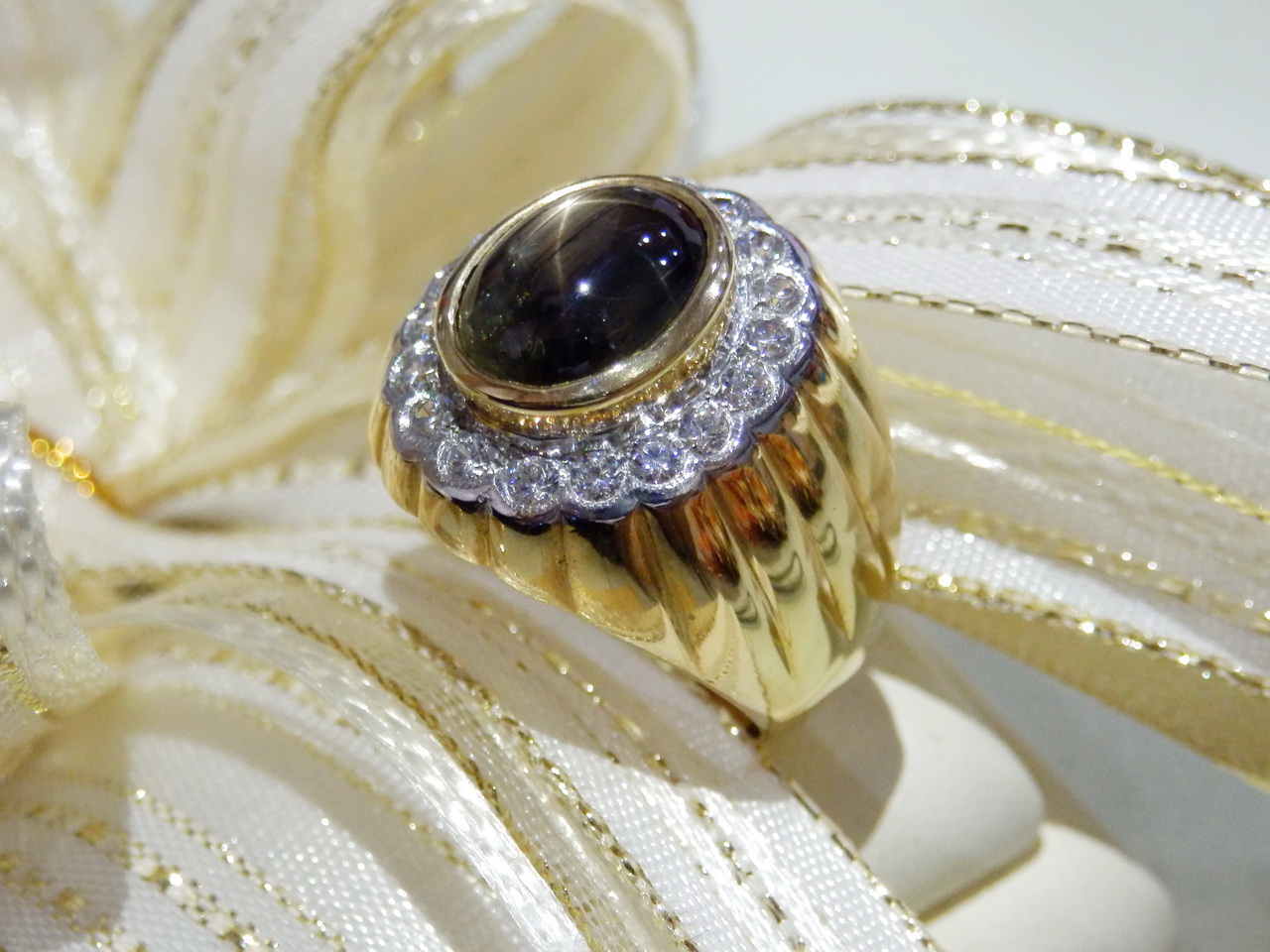 M146 แหวนชาย black star sapphire แท้ 4.5 กะรัต ล้อมเพชร พลอยสวยมีเสน่ห์มากๆค่ะ