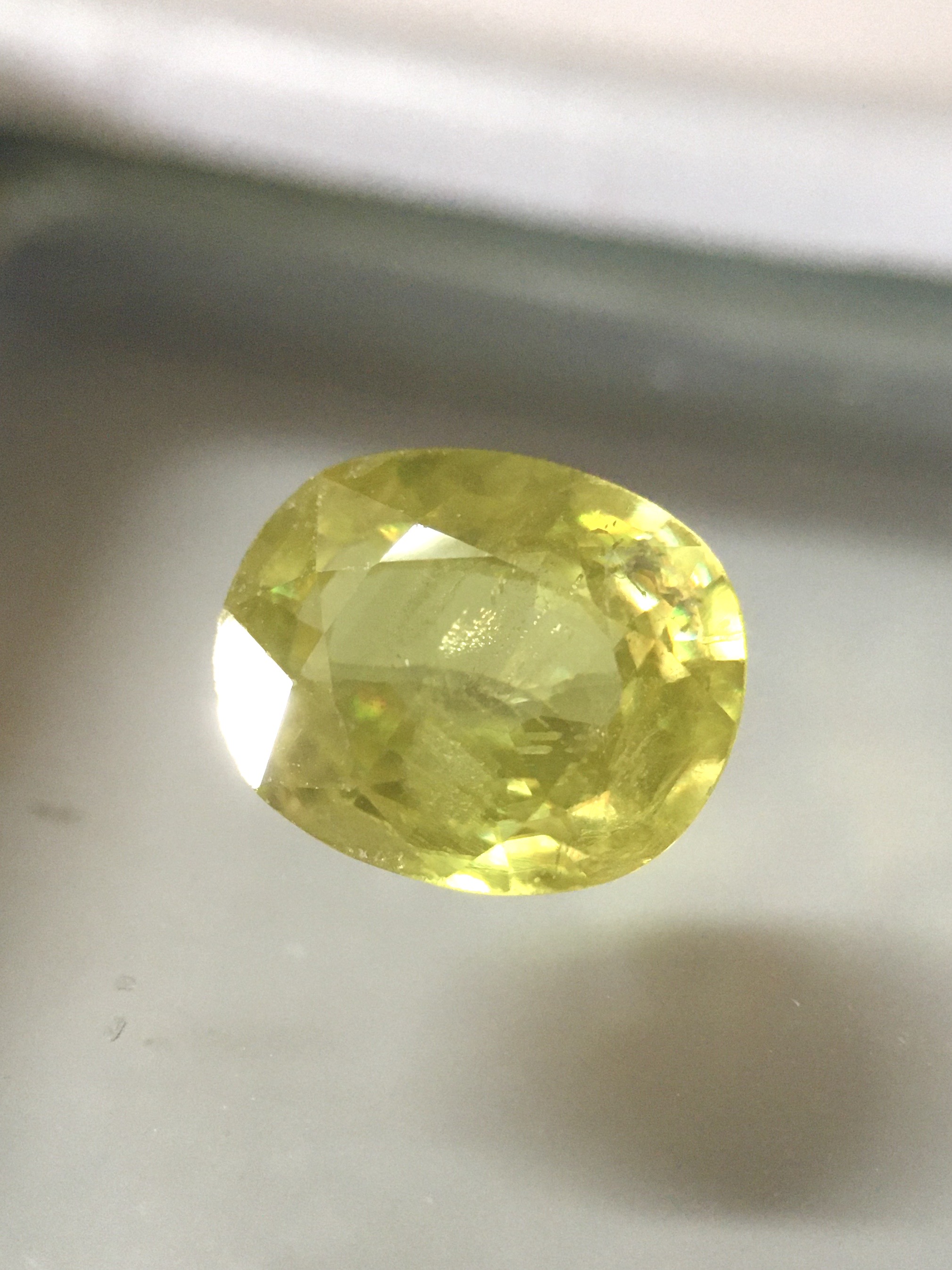 SPHENE พลอยสฟีนแท้ 1.32 กะรัต เนื้อใสสีเขียวอ่อนประกายเหลือง ไฟดี ติดรุ้งมีสเน่ห์มากๆค่ะ