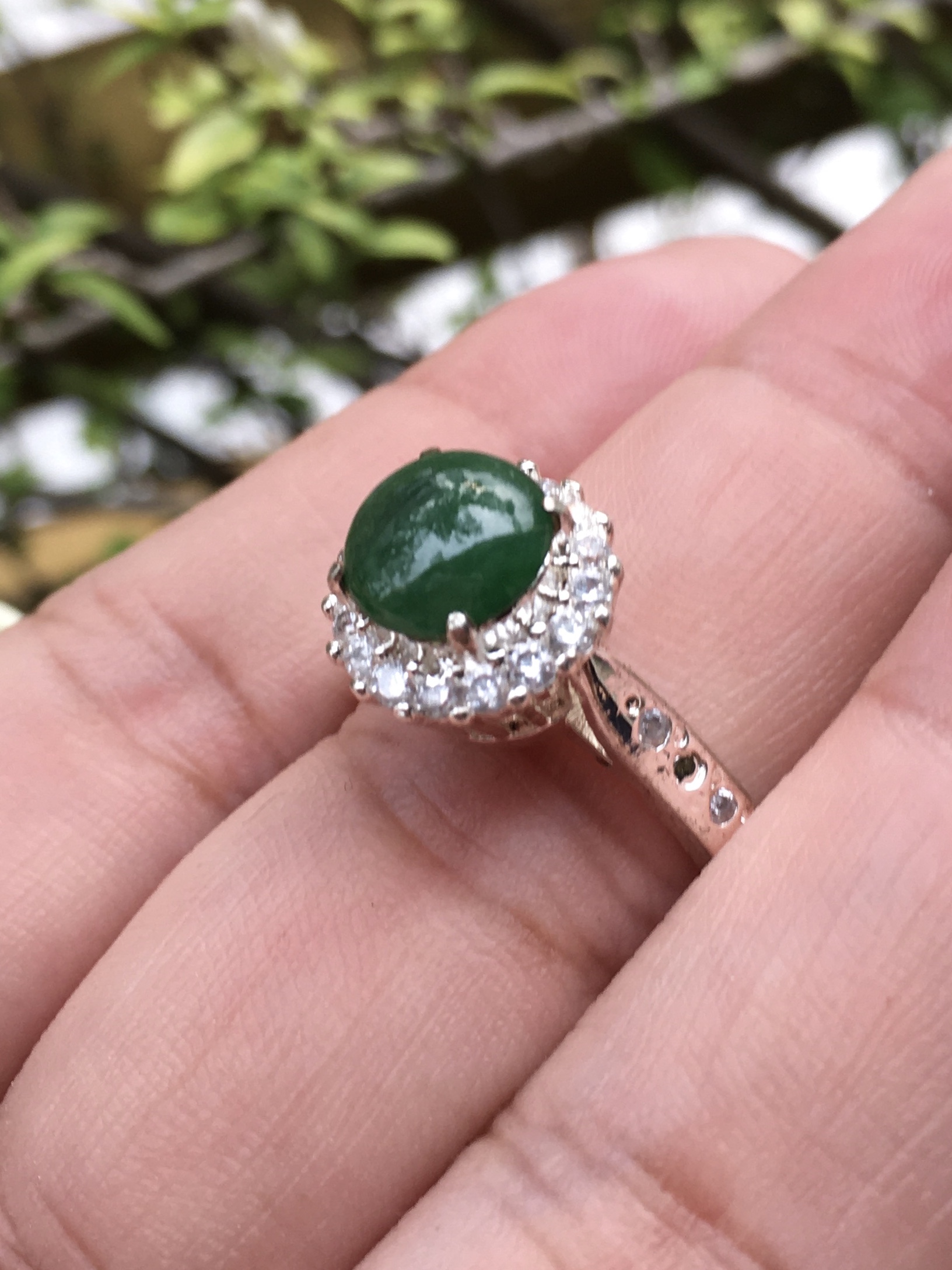 JADE แหวนหยกแท้ ทรงกลม 8 มม. หยกพม่า ไทป์ เอ พร้อมตัวเรือนล้อมเพชรczเกรดดี พร้อมใช้งาน