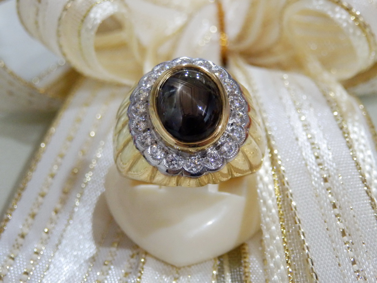 M146 แหวนชาย black star sapphire แท้ 4.5 กะรัต ล้อมเพชร พลอยสวยมีเสน่ห์มากๆค่ะ