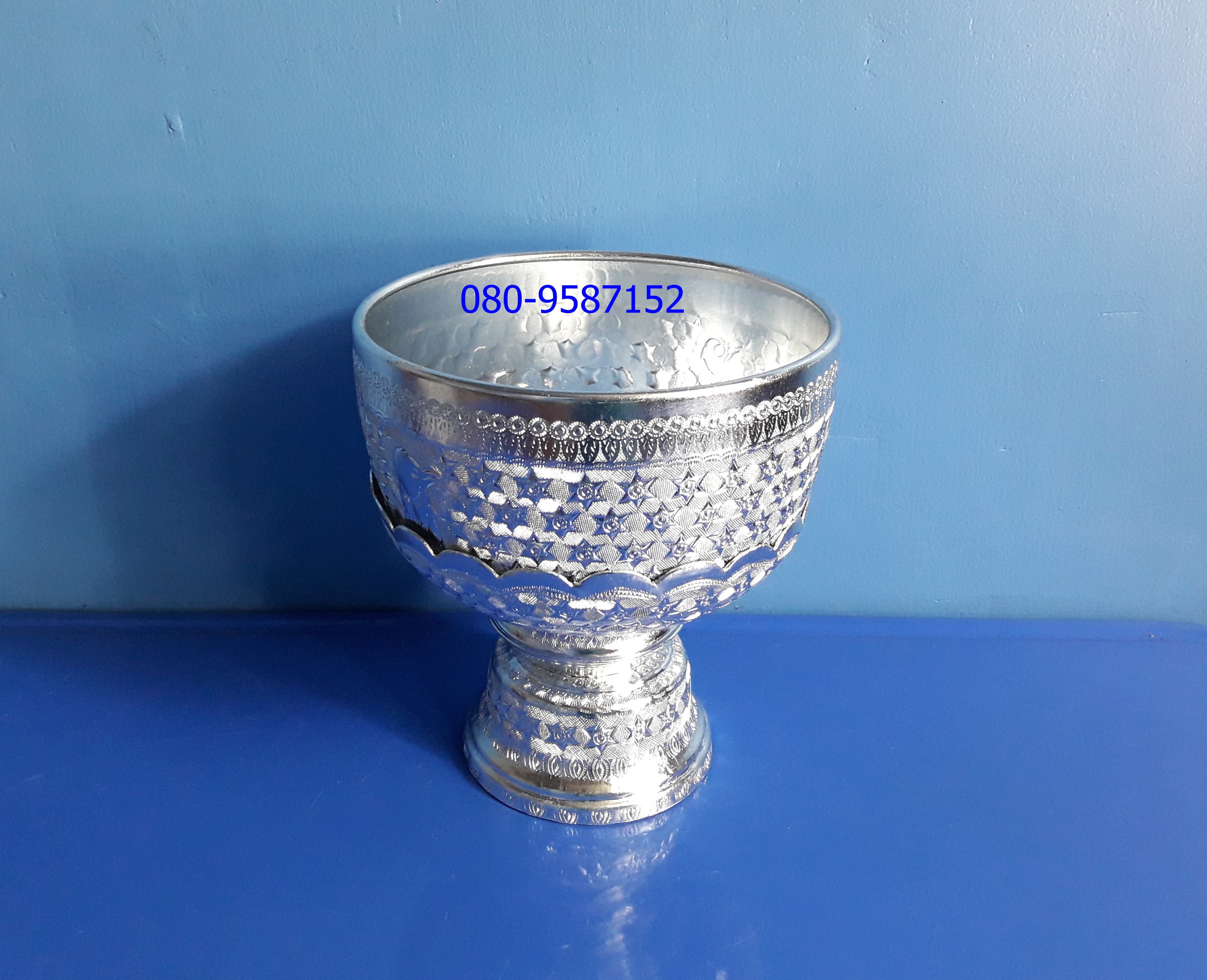 ขันน้ำพานรองสีเงิน-ลายไทย ตราสามดาว ขนาด 22 ซ.ม