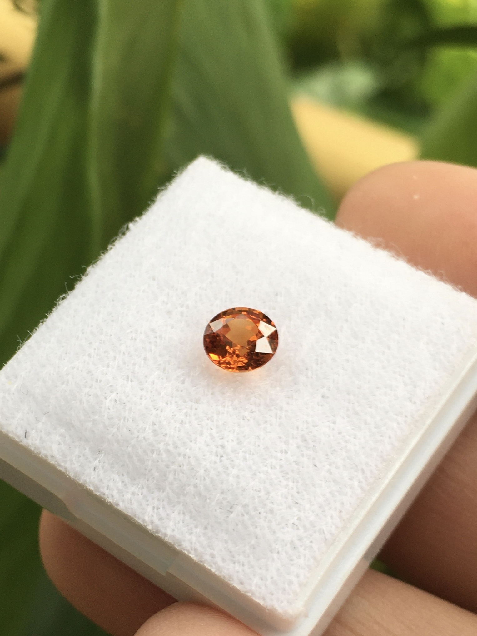 SPESSARTITE สเปซซาไทต์แท้ 0.80 กะรัต พลอยดิบ ธรรมชาติ เนื้อสะอาดใส ไฟดีม๊ากกก สีส้มสดสวย