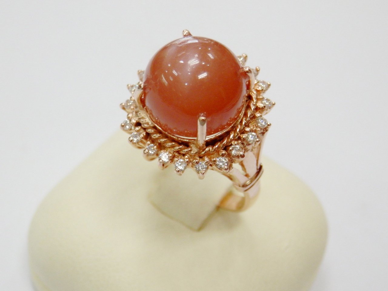 n220แหวนมูนสโตนล้อมเพชรพิ๊งโกลด์ สวย หวานมากๆค่ะ