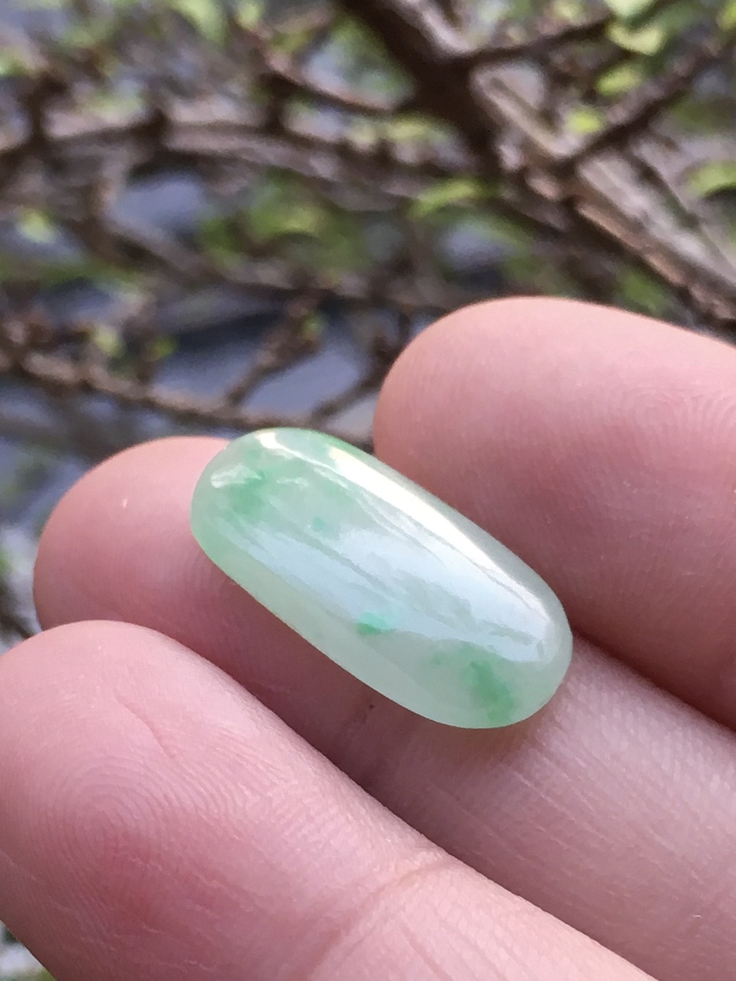 (สวยหวาน) JADE หยกแท้ 7.45 กะรัต หยกเขียวอ่อนเนื้อสวย ติดเขียวแอปเปิ้ล ทรงสวย