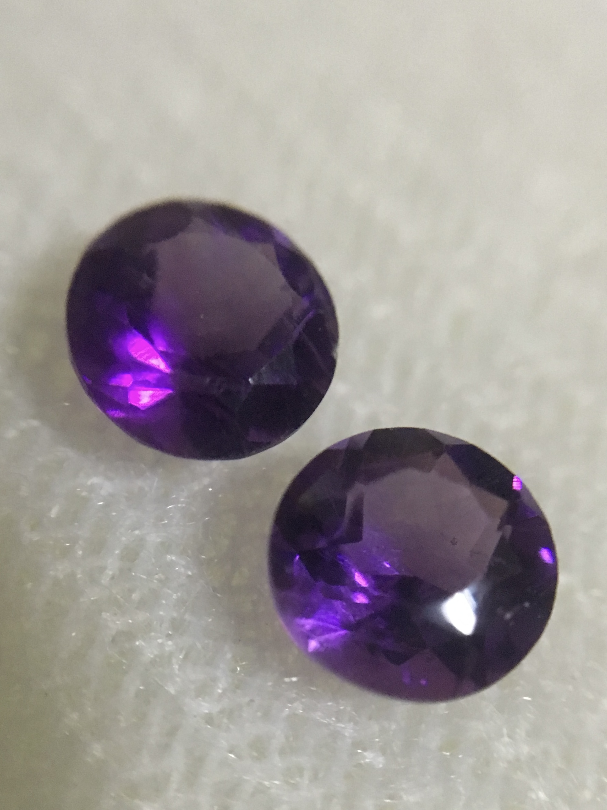 AMETHYST อเมทิสต์ แท้ 2 เม็ด 0.86 กะรัต จับคู่สำหรับทำต่างหู สีสวยสดมาก สวยมากค่ะ