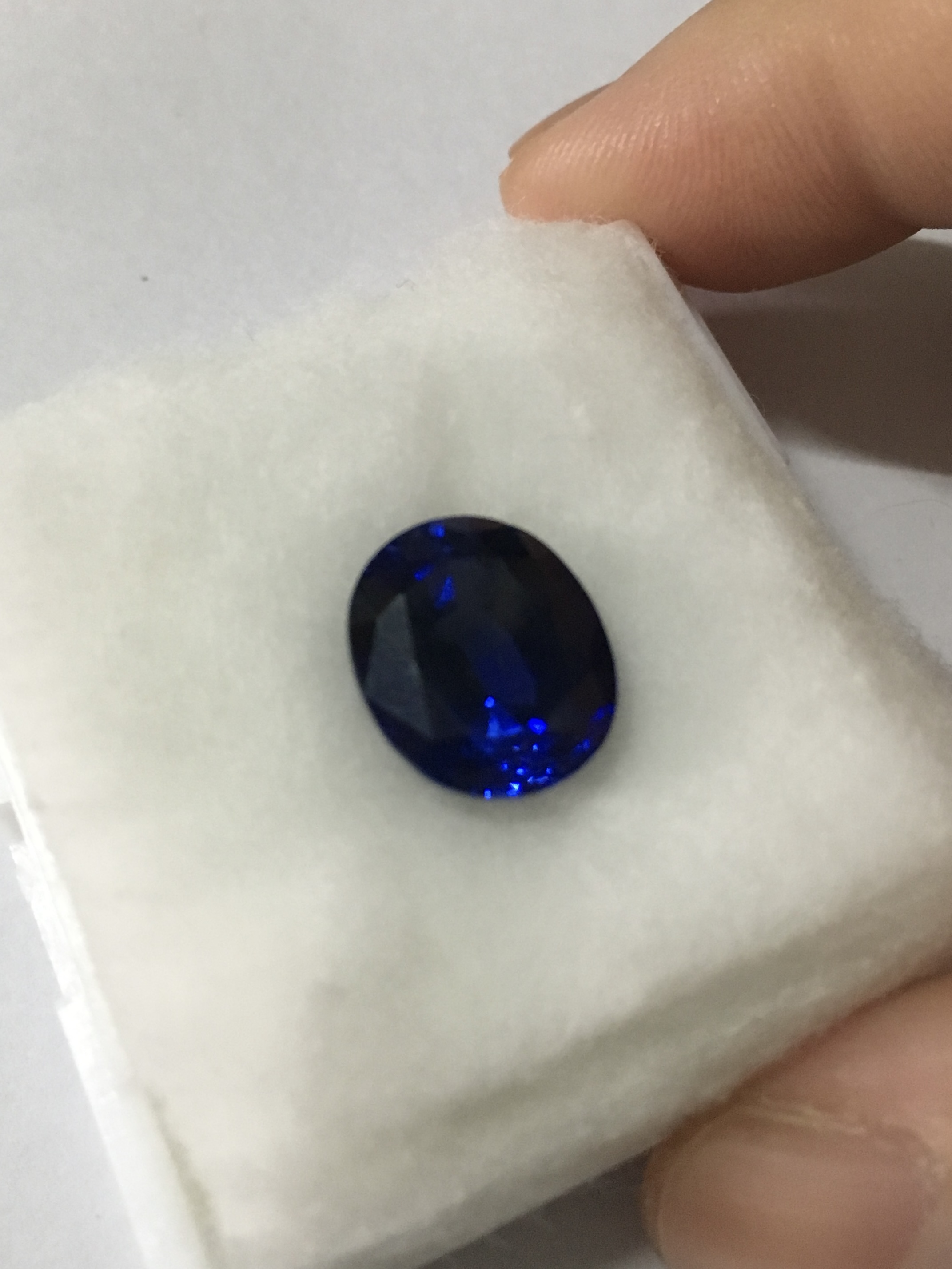 (พลอยโคลนนิ่ง สวยเหมือนยันเงา) ไพลินสังเคราะห์ 6.59 กะรัต เนื้อใส ไฟดี สีสวย เหมือนพลอยแท้ม๊ากก