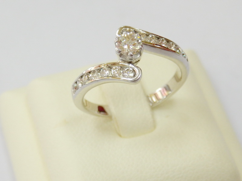 ((ขายแล้ว))k059แหวนเพชรแท้ 0.62 กะรัต แบบก้านไขว้ ดีไซน์คลาสสิค