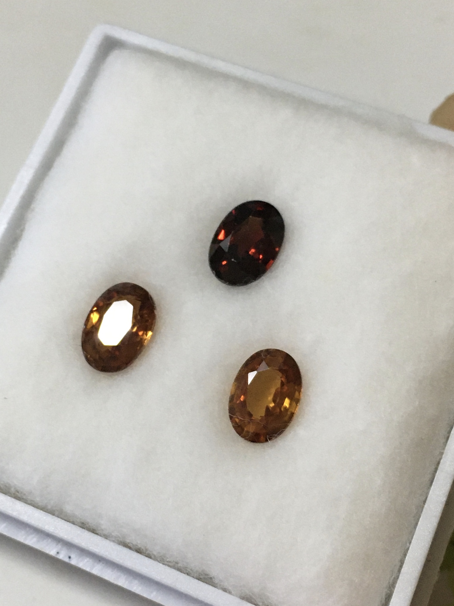 (เหมากล่อง) ZIRCON เพทาย แท้ 3 เม็ด 3.2 กะรัต คละสี เนื้อสะอาด ไฟดี สีสวย น่าสะสม