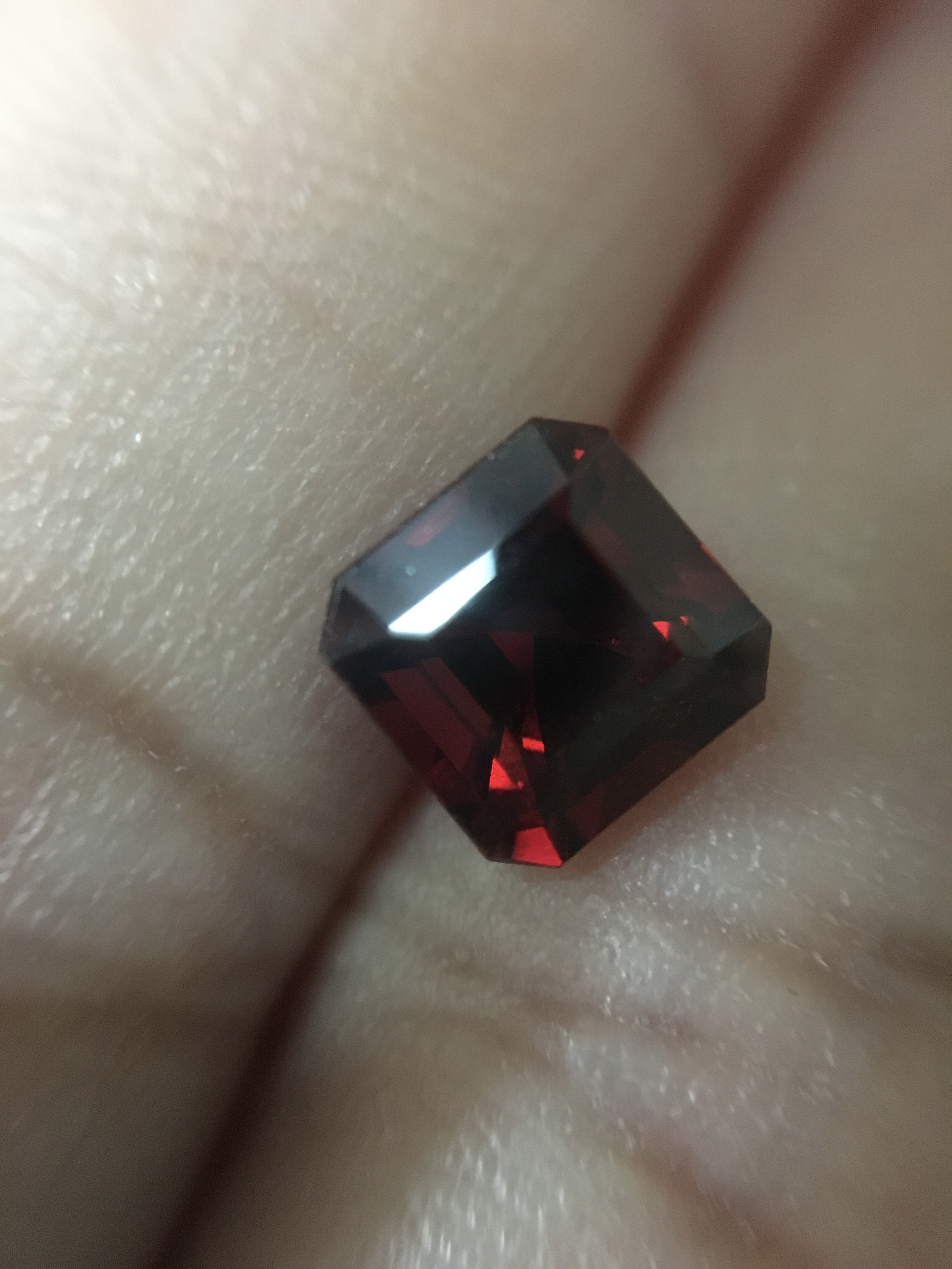 GARNET โกเมนแท้ 1.93 กะรัต พลอยดิบ สีแดงฉ่ำลึก ไฟดี เม็ดนี้สวยมากค่ะ