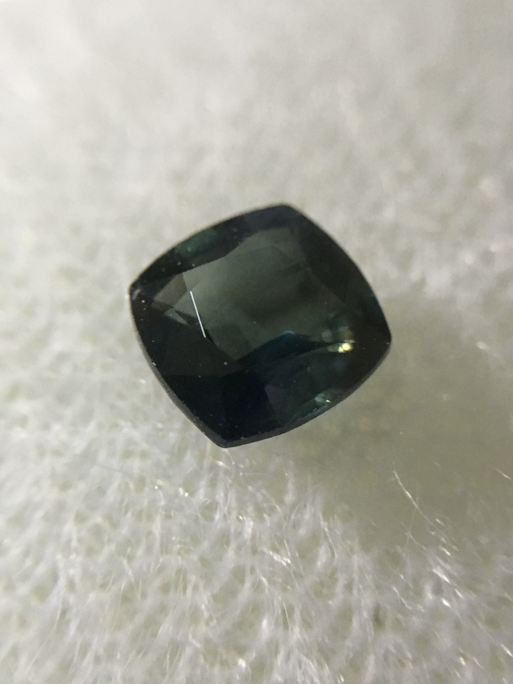 GREEN SAPPHIRE เขียวส่องแท้ 0.69 กะรัต พลอยเนื้อสะอาด สีสวย ไฟดี