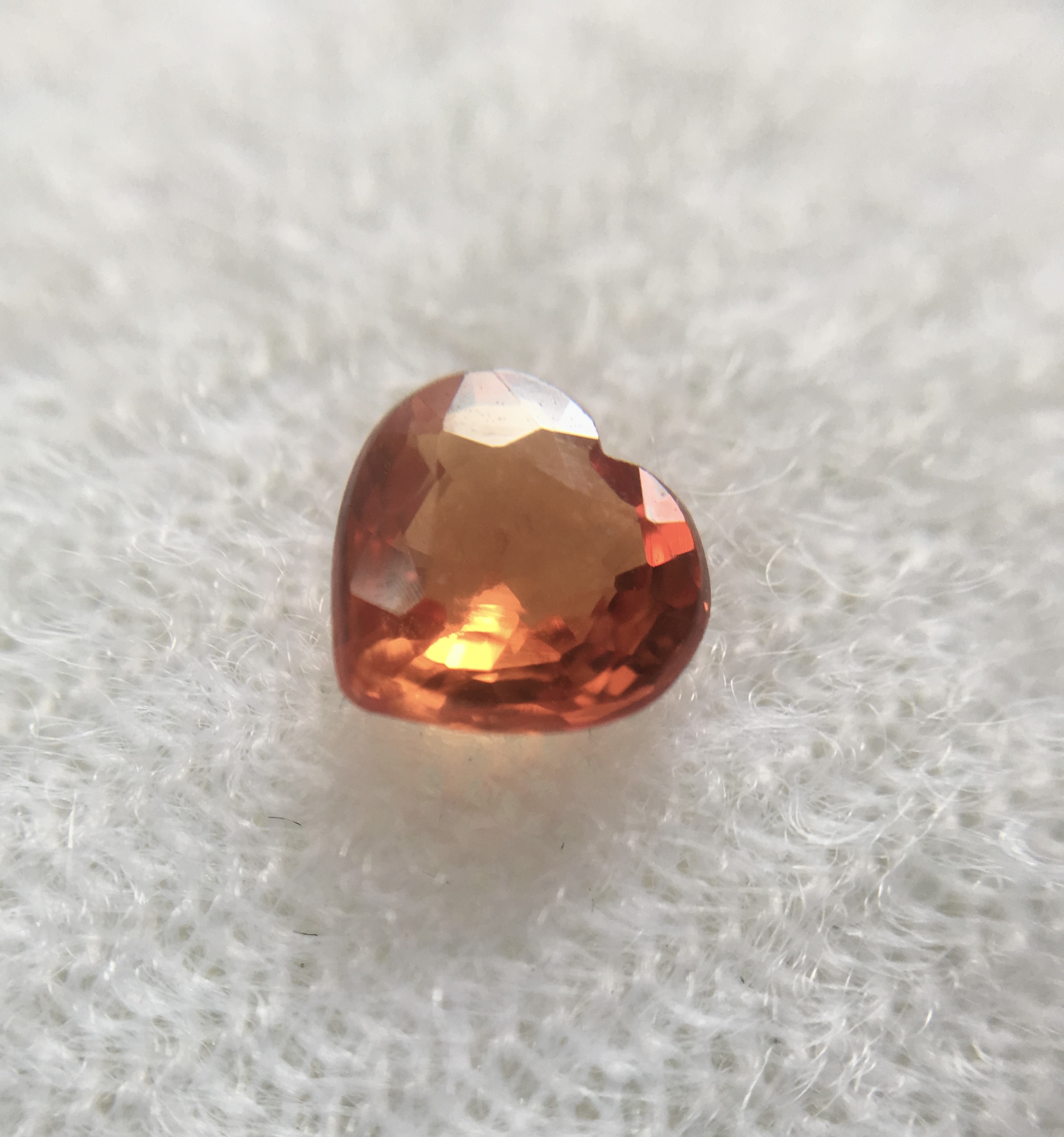 ORANGE SAPPHIRE ออเรนจ์แซฟไฟร์แท้ 0.62 กะรัต สีส้มสด สว่างเต็มเม็ด ทรงหัวใจเม็ดนี้สวยมากค่ะ