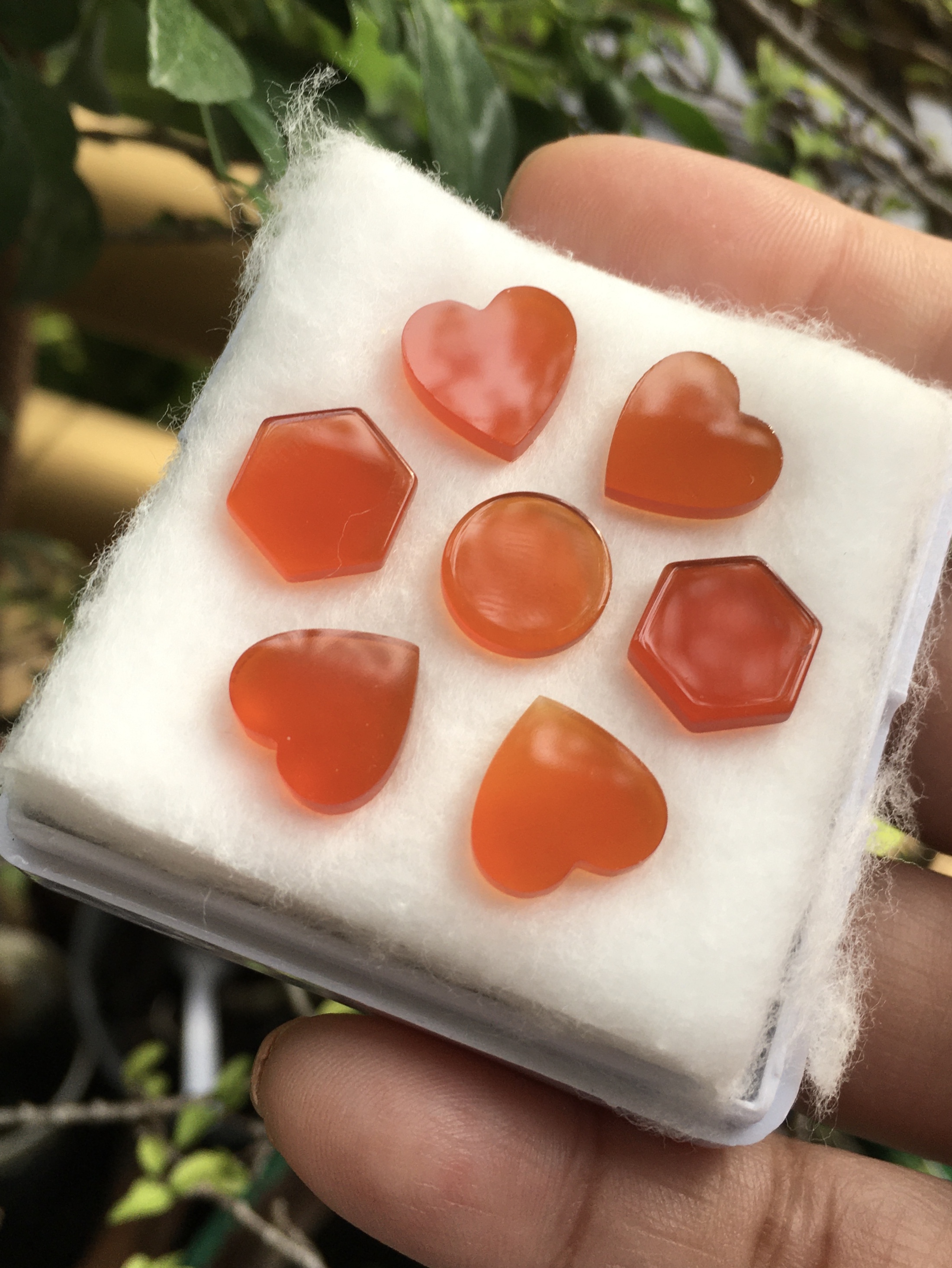 (เหมากล่อง) คาร์เนเลี่ยนแท้ แผ่นเรียบ หัวใจ กลม หกเหลี่ยม เนื้อสะอาด สีสวย เหมาะทำข้อมือหรือเครื่องประดับดีไซน์เกร๋ๆ